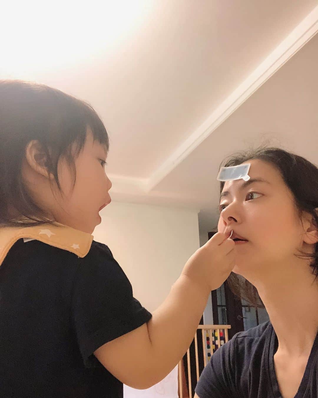 秋葉里枝さんのインスタグラム写真 - (秋葉里枝Instagram)「아픈건 예나인것같은데 나한테 진료를 하네 🤣 具合悪いのは、咲那なのに 私を診察してくれる😂 - 올해는 뭐지~ 계속 아프네 🥺 今年はなんだ？ 病気続き😭 - #육아스타그램 #育児日記 #폐렴초기 #肺炎初期」6月7日 16時03分 - rie_akiba