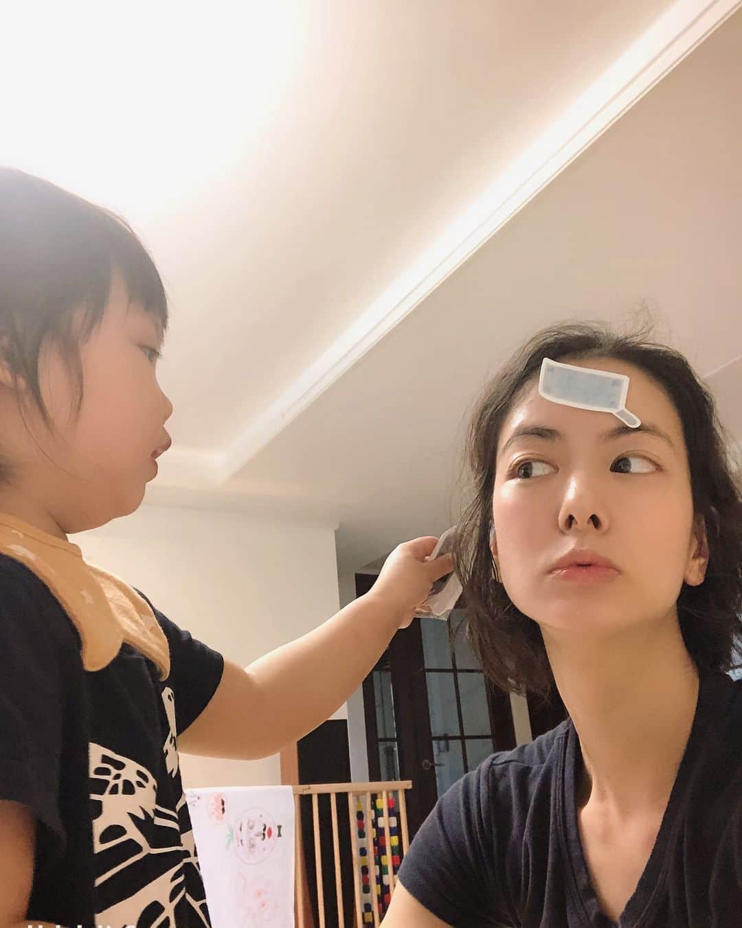秋葉里枝さんのインスタグラム写真 - (秋葉里枝Instagram)「아픈건 예나인것같은데 나한테 진료를 하네 🤣 具合悪いのは、咲那なのに 私を診察してくれる😂 - 올해는 뭐지~ 계속 아프네 🥺 今年はなんだ？ 病気続き😭 - #육아스타그램 #育児日記 #폐렴초기 #肺炎初期」6月7日 16時03分 - rie_akiba