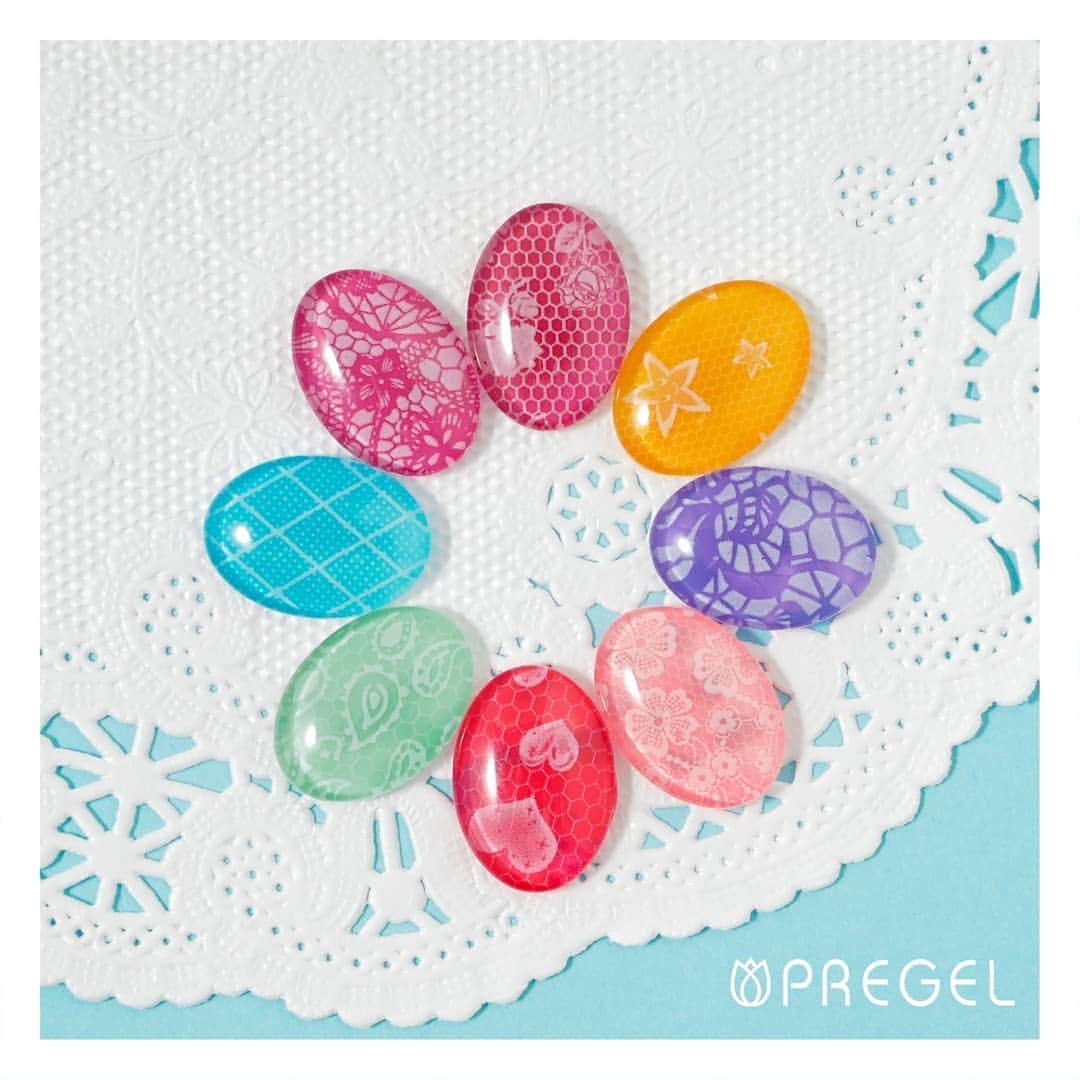 PREGELさんのインスタグラム写真 - (PREGELInstagram)「プリアンファ 商品のご紹介❣️﻿ ﻿ ープリアンファ オーバルガラスチップー﻿ カラーサンプルをオシャレに﻿ ディスプレイ出来るガラスチップ✨﻿ ガラス製なのでリムーバー等の﻿ 溶剤にも強く、表面の汚れが気になる際は、﻿ エタノールで拭き取れば輝きが取り戻せます♪﻿ ﻿ 【使用商材💅】﻿ ープリジェル ミューズー﻿ S189 ケニアレッド﻿ S190 ブラッディレッド﻿ S191 さくらんぼのコンポート﻿ S192 シンガポールサンセット﻿ S193 オレンジブロッサム﻿ S194 チャイナグリーン﻿ S195 ブルーミングシティ﻿ S196 サイレントクイーン﻿ ﻿ ープリクシー レースアートホイルー﻿ SPRX6746/SPRX6747﻿ SPRX6748/SPRX6749﻿ SPRX6750/SPRX6751﻿ SPRX6752/SPRX6753﻿ SPRX6754/SPRX6755﻿ SPRX6756/SPRX6757﻿ SPRX6758/SPRX6759﻿ SPRX6760/SPRX6761﻿ SPRX6762﻿ ﻿ 詳しくは【プリモール】で検索✨﻿ ﻿ #プリアンファ﻿ #プリジェル﻿﻿ #Bettygel﻿ #きまぐれキャット﻿﻿ #プリクシー﻿ #アートホイル﻿ #ホイルネイル #可愛いネイル﻿ #nail #artnail #オーバルガラスチップ」6月7日 16時04分 - pregelofficial