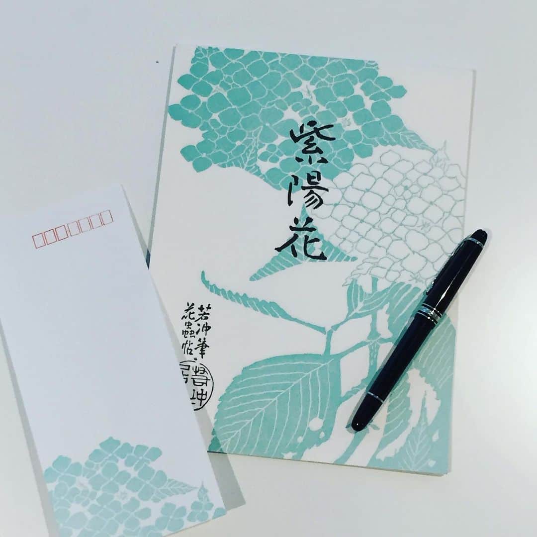 大手小町さんのインスタグラム写真 - (大手小町Instagram)「梅雨入りですね。若冲の紫陽花の便箋が残っていたので、使うことにしました。万年筆も久しぶりの登板です。 #otekomachi  #大手小町 #若冲 #便箋」6月7日 16時04分 - otekomachi