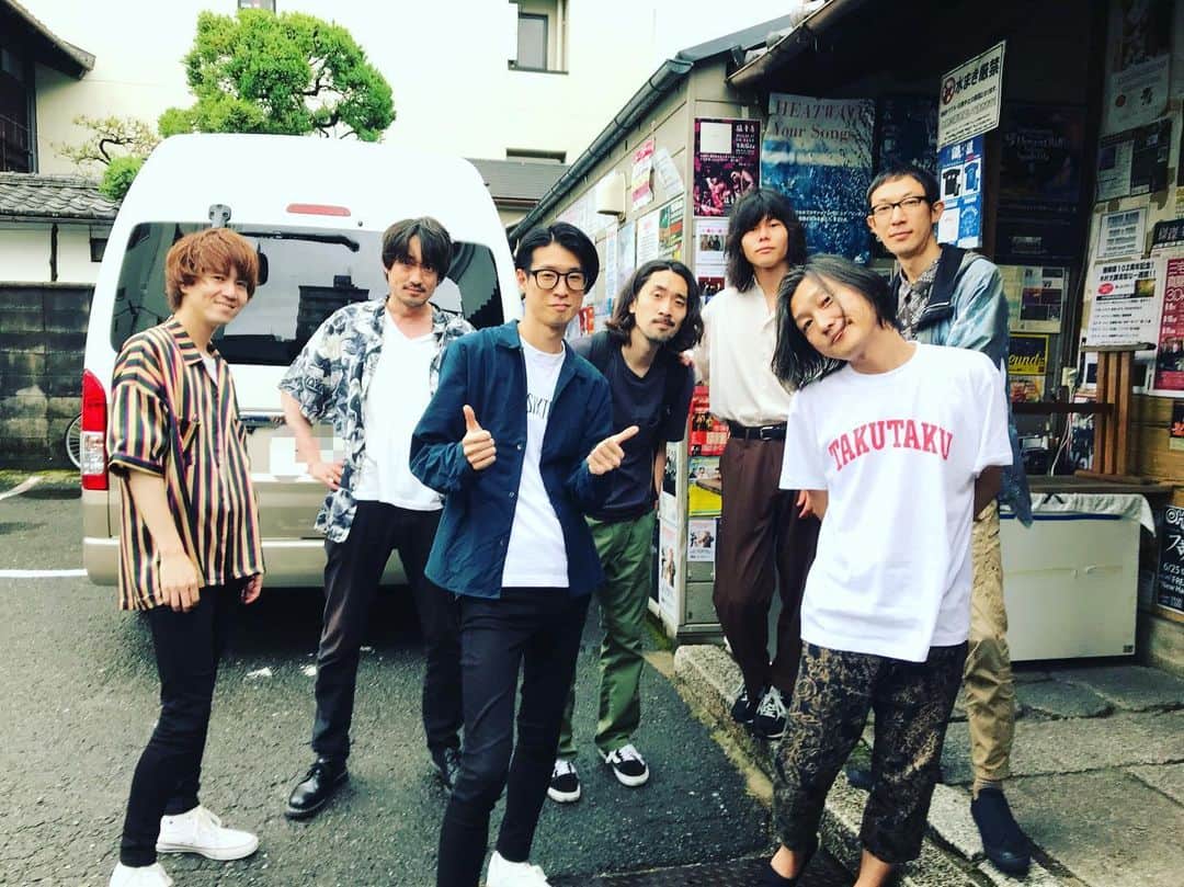 米田貴紀のインスタグラム：「リハ前に髭の皆さんに会いに行きました。 写真にはおられませんが、もちろんミミックさんとケンスケさんにも挨拶させてもらいました👍 皆さんカッコよくてめちゃめちゃパワー貰いました🙏 自分のライブ頑張ります！🔥 本日京都MUSEで感エロのツアーに呼んでもらいツーマンでございます。最高の組み合わせです✨楽しみましょう🤓  #夜の本気ダンス  #髭 #今日は髭と夜の本気ダンスはやりません #感覚ピエロと夜の本気ダンスがやります」