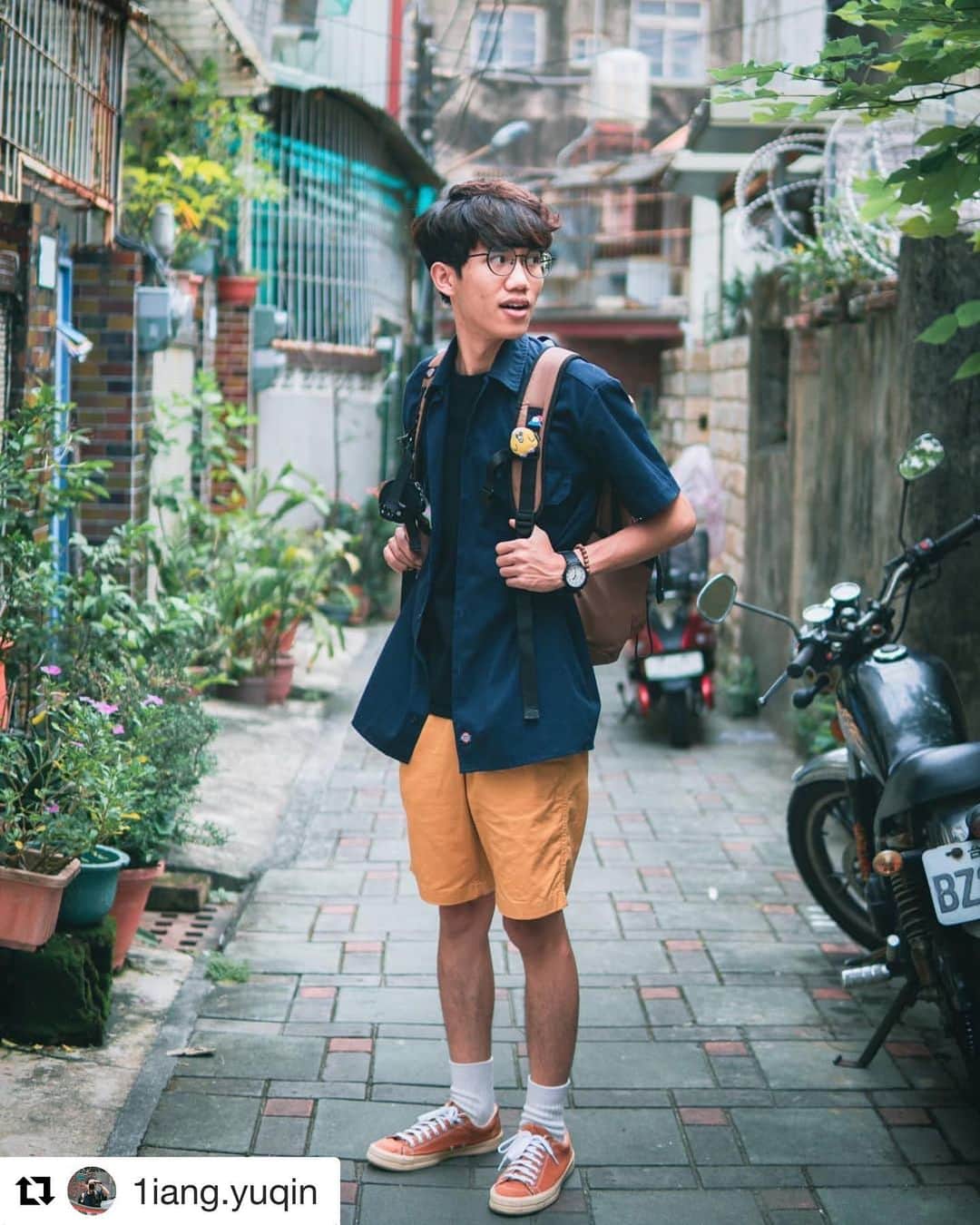 のインスタグラム：「#Repost @1iang.yuqin with @get_repost ・・・ # 帽子忘記帶出門 只能頂著鳥頭去台南晃晃🐓 有人發現有隻憨雞嗎Σ(๑０ω０๑) . . Top: @jks_shop  Outer: @dickiestaiwan  Bottom: @uniqlo_taiwan  Shoe: @rfwtokyo  Accessories: @matchwood @chums_tw @byebyechuchu」