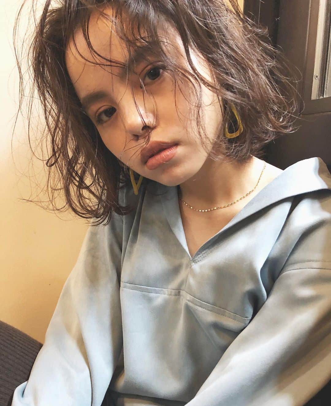 カワシリアツシのインスタグラム：「ボブにパーマ🌪 ・ ・ ・ ・ブリーチの回数がわからない。 ・値段が気になる。 ・ダメージが心配。など なんでもご気軽にご相談ください😊 ・ ご予約やご相談はURLもしくはDM・LINEにて待ちしております🙆‍♂️ ・ ・ ・ ご予約はトップページURLをクリック😊 もしくはDMください✉️ ・ ネットで×になってても お取りできるお時間もございますので、 ご気軽にご相談ください🙆‍♂️ ・  #アディクシー #イルミナカラー  #外国人風カラー #ミニボブ #切りっぱなしボブ #ハイライト #外ハネ #グラデーション #外国人風 #ポートレート #美容室 #美容院 #美容学生 #撮影 #東京 #渋谷  #ショートヘア #グレージュ  #ブルージュ #ブリーチ #portrait #フィルムカメラ #hairstyle #ショートカット #haircolor #ハイトーン #데일리룩 #时尚 #แฟชั่น#デジキュア」