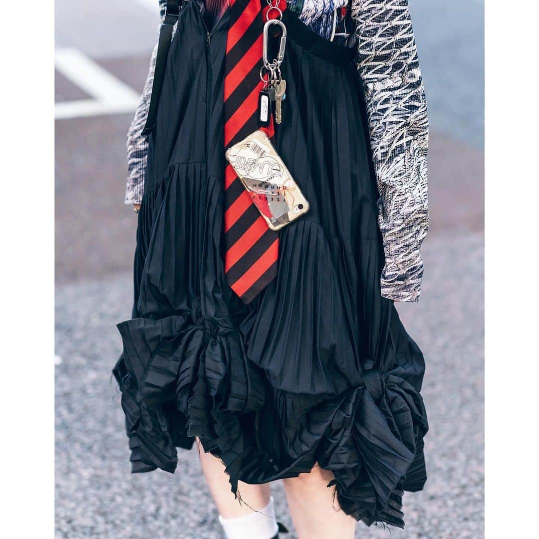 Harajuku Japanさんのインスタグラム写真 - (Harajuku JapanInstagram)「Japanese aspiring fashion designer Fuuka (@fuk_yamyam) on the street in Harajuku wearing a Bodysong hat with a Kotoha Yokozawa long sleeve top, oversized necktie, vintage pleated and knotted skirt, suspenders, and Docs. Her fashion brand is @a.m.ni_official.」6月7日 16時17分 - tokyofashion