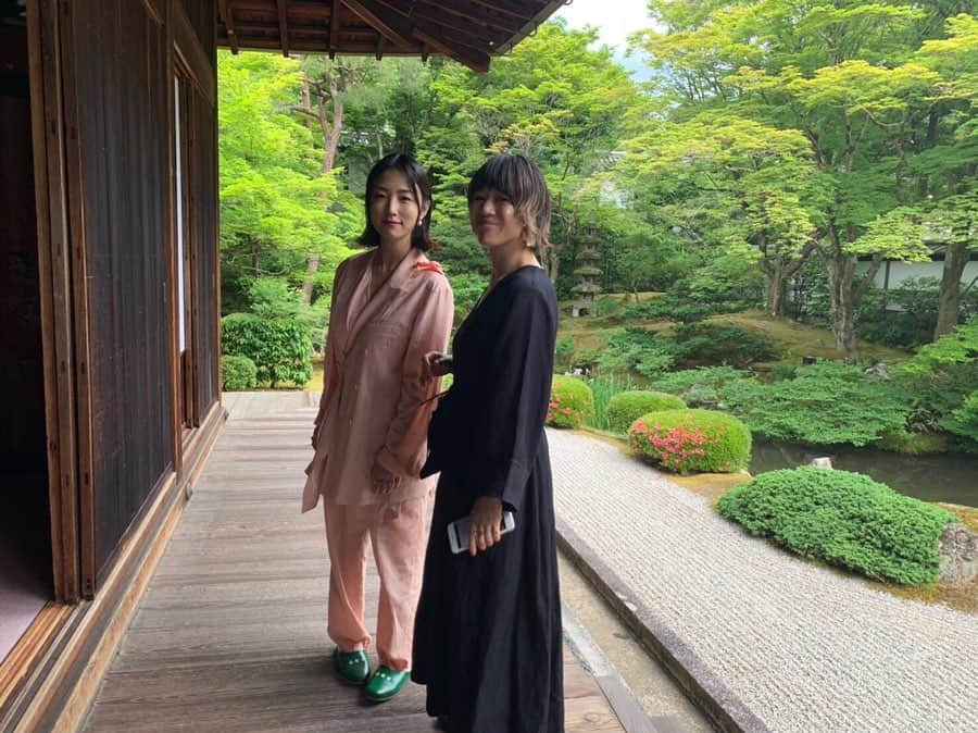 早坂香須子さんのインスタグラム写真 - (早坂香須子Instagram)「京都にある皇室の菩提寺、「御寺（みてら）泉涌寺」 祈りで清められた場所は、とても清々しく静謐で平和で優しくて。  人間がごにょごにょしてたって、 その時間と祈りと空間から観たら とてつもなく小さな事で それでも痛みは感じるけれど もつれた糸は必ず解れると信じたい。  心がざわざわした時には、縁あって集まった方々とここに立って感じたこと、悠久の時間の中にいたことを思い出します。  泉涌寺住職の道玄さん、 お声がけくださったよしえちゃん ありがとうございました。  静かに自分と向き合いたいとき、泉涌寺はおすすめです。  #京都 #泉涌寺  #今すぐ戻りたい」6月7日 16時15分 - kazukovalentine