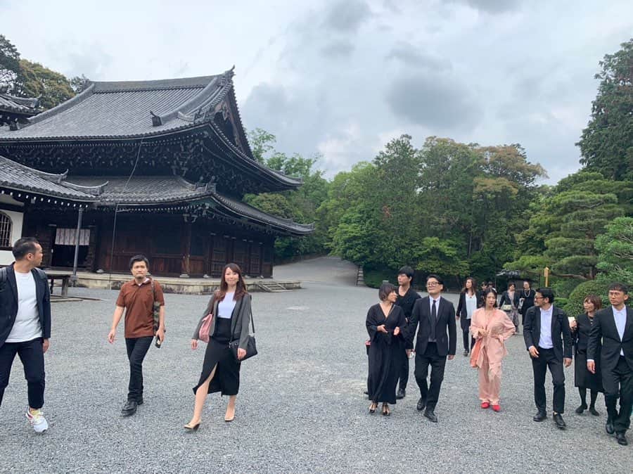 早坂香須子さんのインスタグラム写真 - (早坂香須子Instagram)「京都にある皇室の菩提寺、「御寺（みてら）泉涌寺」 祈りで清められた場所は、とても清々しく静謐で平和で優しくて。  人間がごにょごにょしてたって、 その時間と祈りと空間から観たら とてつもなく小さな事で それでも痛みは感じるけれど もつれた糸は必ず解れると信じたい。  心がざわざわした時には、縁あって集まった方々とここに立って感じたこと、悠久の時間の中にいたことを思い出します。  泉涌寺住職の道玄さん、 お声がけくださったよしえちゃん ありがとうございました。  静かに自分と向き合いたいとき、泉涌寺はおすすめです。  #京都 #泉涌寺  #今すぐ戻りたい」6月7日 16時15分 - kazukovalentine