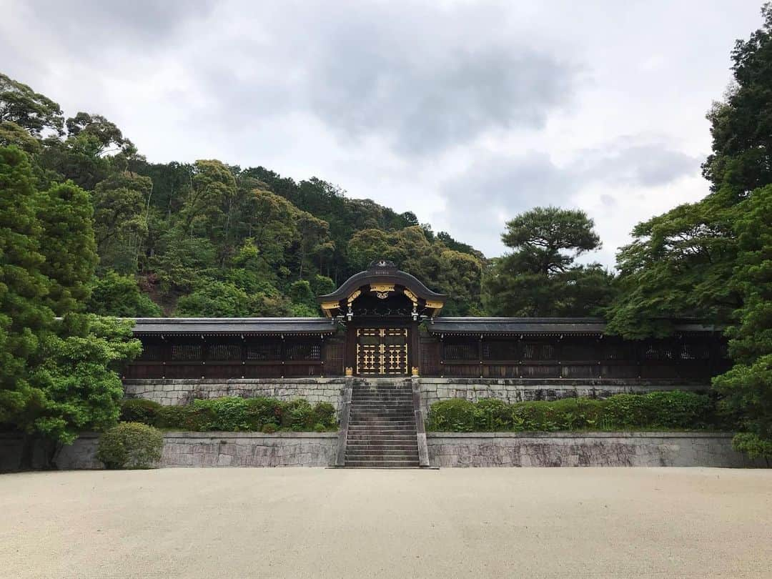 早坂香須子さんのインスタグラム写真 - (早坂香須子Instagram)「京都にある皇室の菩提寺、「御寺（みてら）泉涌寺」 祈りで清められた場所は、とても清々しく静謐で平和で優しくて。  人間がごにょごにょしてたって、 その時間と祈りと空間から観たら とてつもなく小さな事で それでも痛みは感じるけれど もつれた糸は必ず解れると信じたい。  心がざわざわした時には、縁あって集まった方々とここに立って感じたこと、悠久の時間の中にいたことを思い出します。  泉涌寺住職の道玄さん、 お声がけくださったよしえちゃん ありがとうございました。  静かに自分と向き合いたいとき、泉涌寺はおすすめです。  #京都 #泉涌寺  #今すぐ戻りたい」6月7日 16時15分 - kazukovalentine