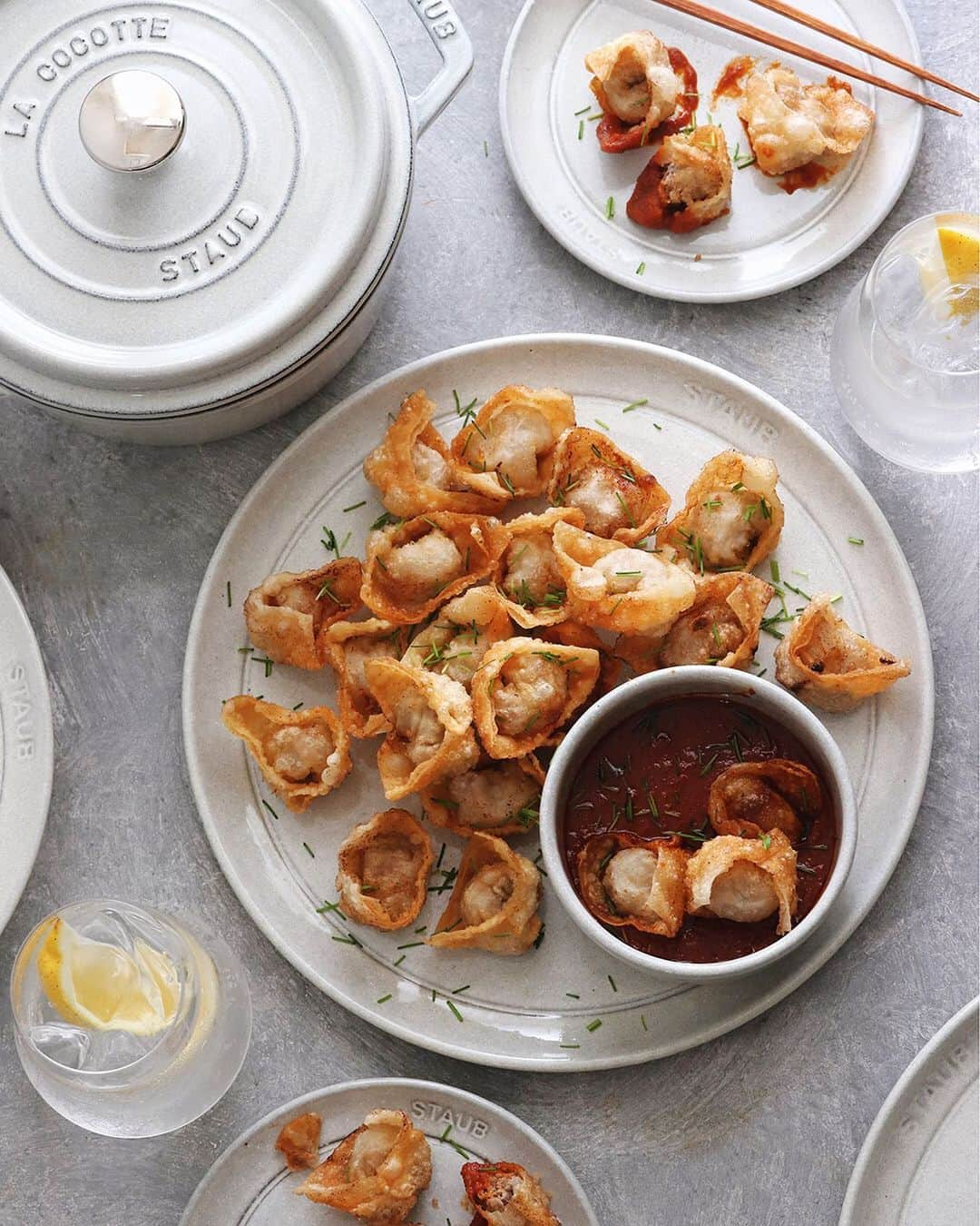 樋口正樹さんのインスタグラム写真 - (樋口正樹Instagram)「fried wonton 🍤 . サクッと揚がった 揚げワンタンです。 餡はエビと豚肉の 絶対美味しいやつ。 タレはラブパクに トマトソース加え 芽ねぎを散らした 絶対美味しいやつ。 ＆ツムギサワーも いっつも飲んでる 絶対美味しいやつ。 . 今回の鍋とお皿は ストウブの新色の カンパーニュです。 シリーズの全てを 揃えたい良い新色。 6/13より発売開始 👉@staub_japan . ストウブの鍋で揚げるのはとてもおすすめ。ムラなく美味しく揚がるし、シーズニングになりますよ☝️ . #絶対美味しいやつ #ストウブ #staub #ストウブカンパーニュ #ストウブ新色 #揚げワンタン #雲呑 #friedwonton #wonton #prawndumplings #TUMUGI #wapiritsTUMUGI #lovepakcheesauce」6月7日 16時26分 - higuccini