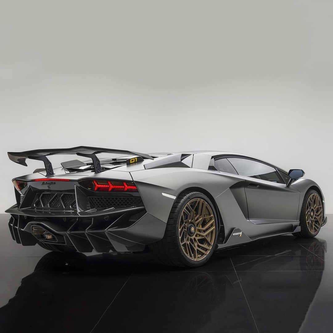 HYPEBEASTさんのインスタグラム写真 - (HYPEBEASTInstagram)「#hypeAF: @onyxconceptofficial has added its bespoke touch to the @lamborghini Aventador. Named the Aventador SX, this custom supercar takes on Onyx Concept’s signature matte-black shade with bodywork that’s equally stealthy, diamond-shaped windows that enhance the look of the engine and multi-spoke wheels in a bronze color. Photo: Onyx Concept」6月7日 16時19分 - hypebeast