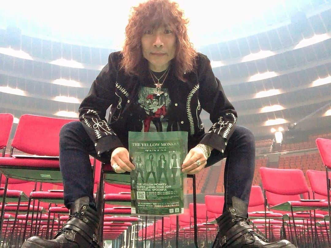 広瀬"HEESEY"洋一さんのインスタグラム写真 - (広瀬"HEESEY"洋一Instagram)「THE YELLOW MONKEY SUPER JAPAN TOUR 2019 『-GRATEFUL SPOONFUL-』。本日大阪城ホールDAY 1！  3年振りの城ホールでメンバー一同ウッキウキですねん。 乗り上手なナニワピープルとサイコーなロックンロールタイムを分かち合いまひょ！ コチラ、リハの合間にアリーナに降りて席に座らせてもらってのセルフィ。城ホールはホンマにゴキゲンやね！ ほな、張り切ってブチかましまっせぃ♦️」6月7日 16時22分 - heesey0419