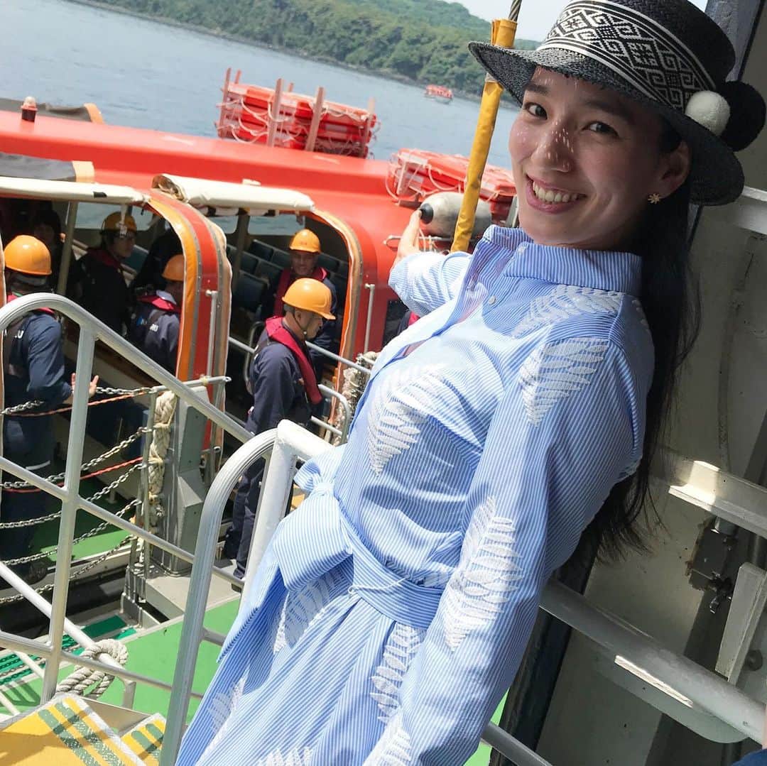 のインスタグラム：「隠岐の島への上陸は、にっぽん丸を接岸できないので 通船を利用します。にっぽん丸に吊るしてあるオレンジのお船🚤隠岐の島ではガイドとなって 皆様をいろいろなところへお連れしました！隠岐の牛突きも見られましたよ〜🐃 #にっぽん丸 #レイタビ #島根県 #親善大使 #隠岐の島 #島後 #隠岐ユネスコ世界ジオパーク #牛突き」
