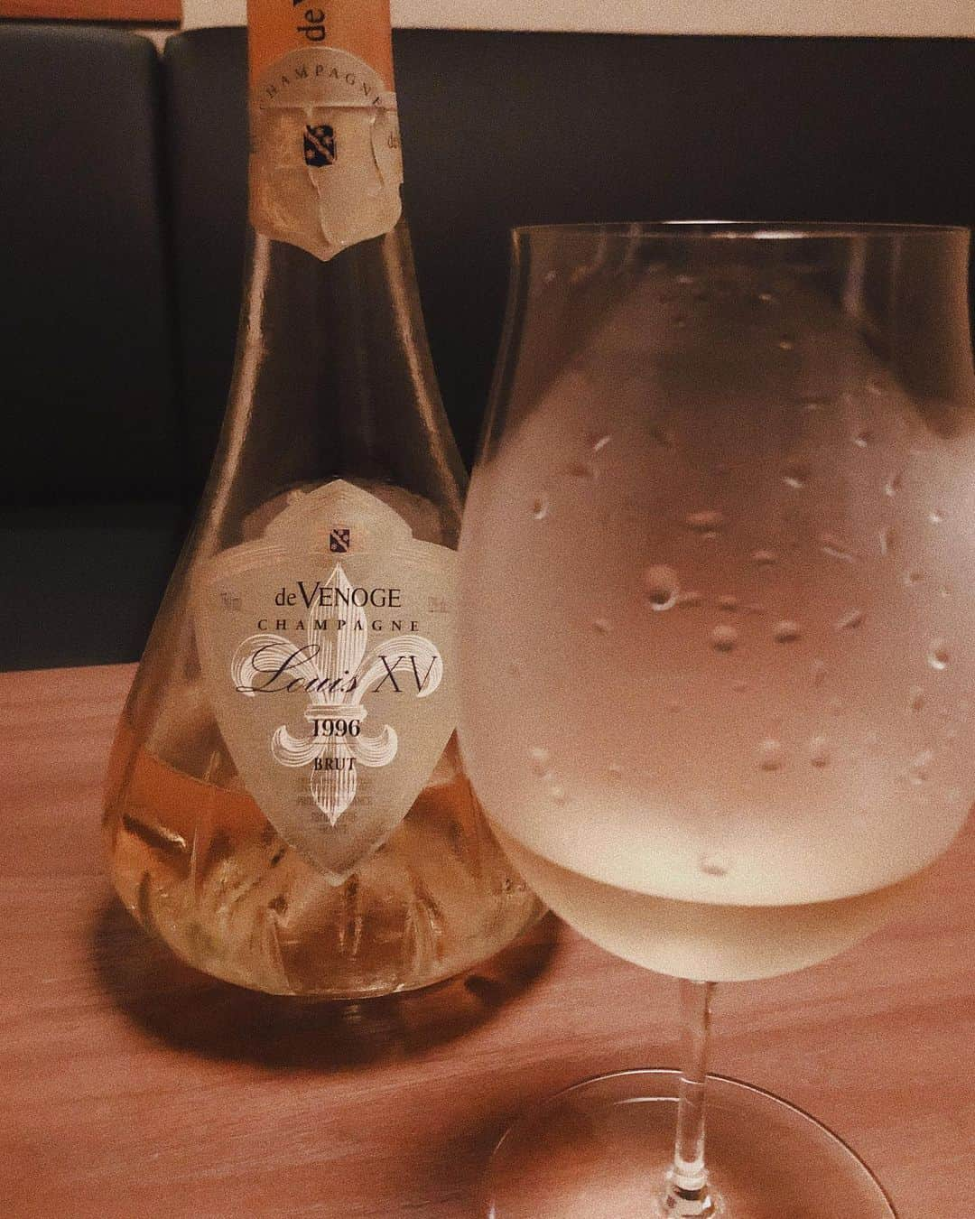 広瀬未花さんのインスタグラム写真 - (広瀬未花Instagram)「美酒のある風景〜vol.02〜 1996 de Venoge Champagne Brut Louis XV🥂 ・ 今回のオールドヴィンテージシャンパンは“1996”当たり年のマニアックな逸品❤︎ ルイ15世がシャンパンを愛飲したことにちなんで名付けられた、ドゥ・ヴノージュ社の特別醸造品なんですって。 ・ 年間150万本生産するうちの僅か3万本だけ、10年間熟成された貴重なシャンパン。 イエローゴールドが美しい...。 ヴィンテージならではの奥深い香りからは、林檎や蜂蜜のような甘さが円熟しているニュアンスも感じられます。 ・ オールドヴィンテージシャンパンブームの到来です🍾幸せ❤︎ ・ ・ ・ #美酒のある風景 #備忘録 #champagne #oldvintagechampagne #ovc #bar #secret #recommend  #1996 #LouisXV #オールドヴィンテージシャンパン #オールドヴィンテージ」6月7日 16時24分 - micahirose