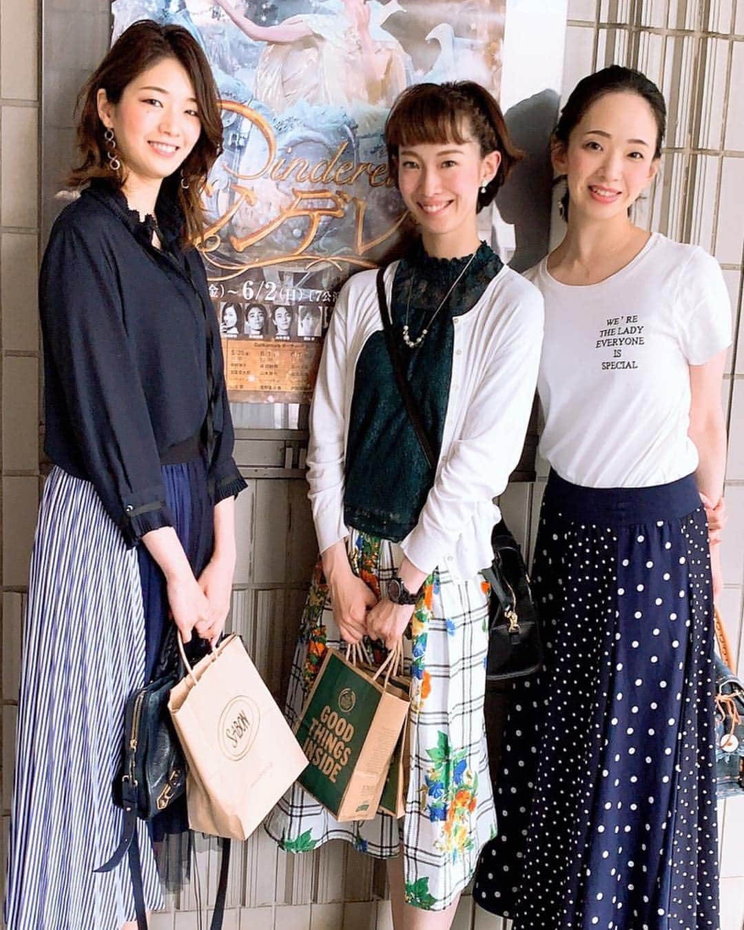 優ひかるのインスタグラム：「先日Kバレエカンパニーの﻿ 『シンデレラ』を観に行ってきました✨✨﻿ ﻿ バレエを観るのは、﻿ すごく久しぶりでバレエが好きな2人と一緒に‼️﻿ ﻿ 実は、Kバレエカンパニーの﻿ プリンシパルソリストの小林美奈ちゃん﻿ 彼女は、中学校の同級生なんです‼️﻿ 卒業してから12.3年ぶりに美奈ちゃんに再会できて… 嬉しかった✨ ﻿ 美奈ちゃんがシンデレラ主役を踊ると言う事で﻿ 観たくて観劇しました✨✨﻿ ﻿ 豪華なお衣装にセット夢の世界でした✨﻿ 前日に月組を観劇して﻿ 2日連続で夢を見させて頂いた…﻿ ﻿ 特にシンデレラのガラスの馬車の豪華さ🏰﻿ 照明があたってよりキラキラしてて…﻿ ﻿ 美奈ちゃんのシンデレラも可愛くて優雅で﻿ 綺麗で繊細な丁寧な素晴らしいバレエでした✨﻿ バレエって踊るのに﻿ すごく体力がいるだろうけど﻿ 微塵も感じさせない踊りでした✨✨﻿ まさにプロ✨✨﻿本当に綺麗で上手だった‼️ ﻿ 皆さん素晴らしくて﻿ あっという間の時間でした✨✨﻿ ﻿ 実は、私バレエダンサーの役を何回か﻿ 演じた事あります…笑﻿ グランドホテルでは演出の生田先生に﻿ 熊川哲也さんの様に座ってって指示されたのも﻿ とてもいい思い出…笑﻿ ﻿ ﻿ #Kバレエカンパニー#シンデレラ﻿ #プリンシパルソリスト#小林美奈 #山梨#山梨英和 #中学生の頃からすごかった#バレリーナ #美里夢乃#潤奈すばる#月組#宙組#2人もバレリーナ﻿ #私は、顔で踊っていたガンサー」