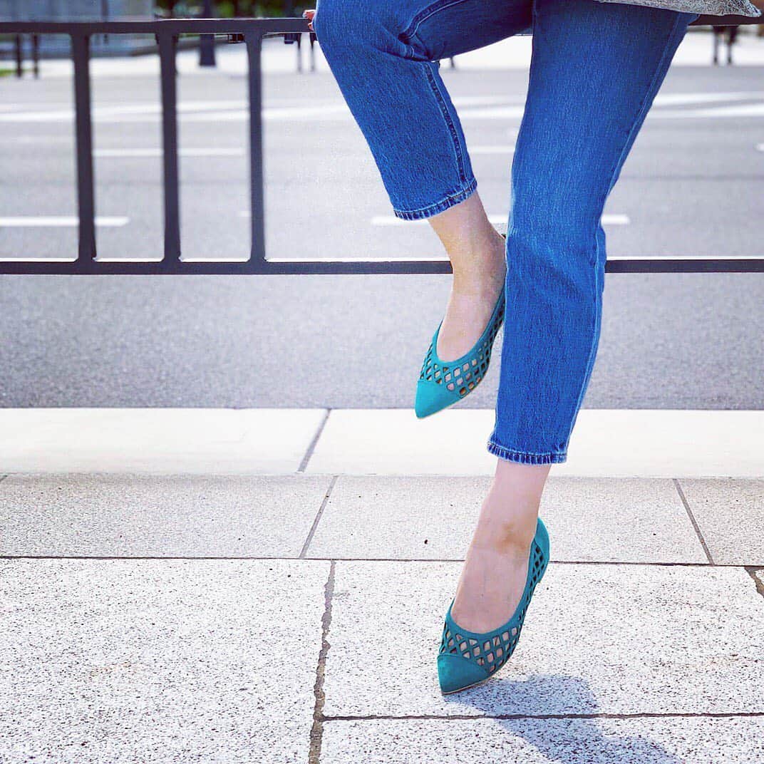CARNET OFFICIALのインスタグラム：「レーザーカットの抜け感が今年らしいフラットシューズ🥿✨ きちんと感のある形なのでカジュアルになり過ぎず、ON・OFF問わず履きまわせます！☺️ . ◾︎DA-145-1902 ¥17,800+tax 商品の詳細は @daniella_and_gemma をチェック☞. . . #daniellaandgemma  #fashion #ootd  #shoes #footwear  #ファッション #夏コーデ  #フラットシューズ  #大人カジュアル  #きれいめカジュアル  #足元倶楽部  #新丸ビル #二子玉川ライズ」