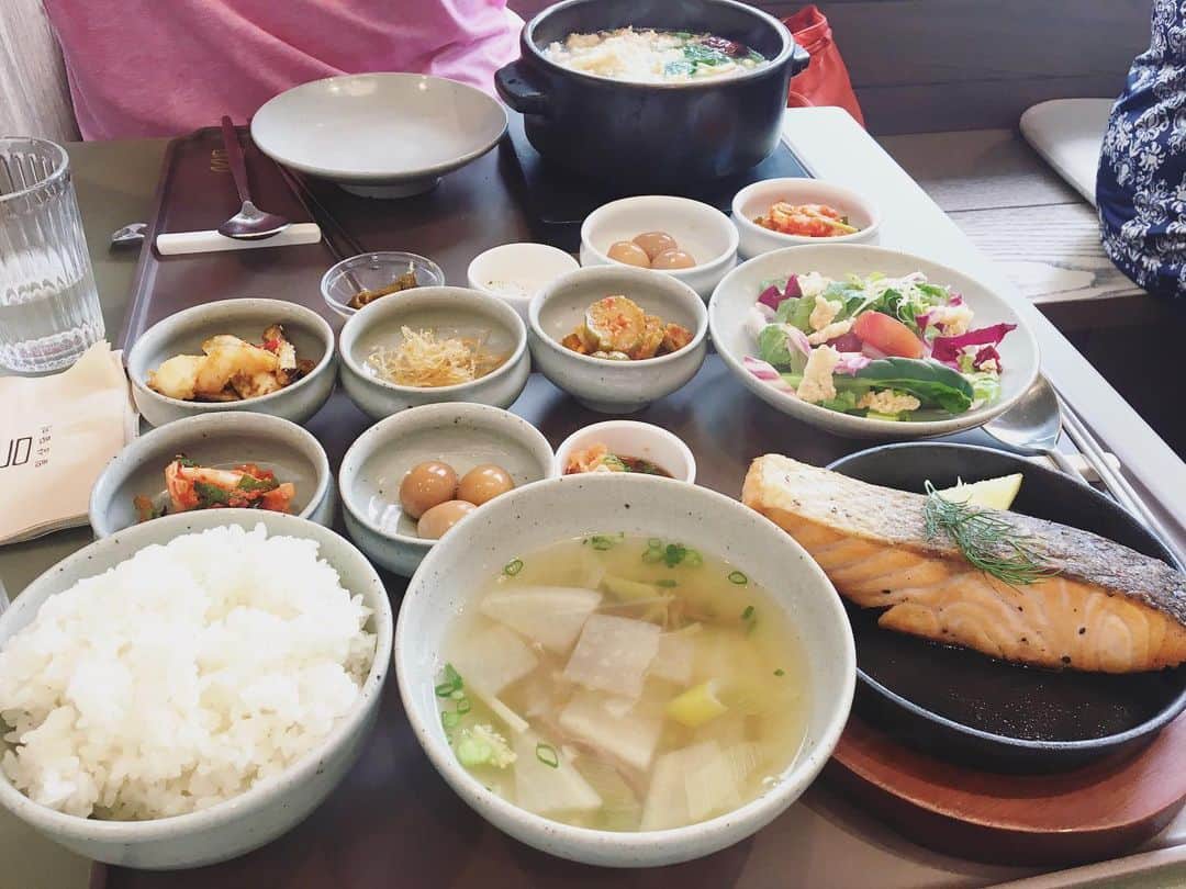 のインスタグラム：「料理研究家のシム・ヨンスン先生の味が味わえる韓国家庭料理屋さん、イルサンダムミ。常備菜がいっぱいで嬉しい💗優しいお味でした🌿✨ "일상담미" 옥수동에 새로 생긴 심영순 선생님의 밥집~! 건강한 맛이였어요😋 . . #일상담미 #심영순 #선생님 #한식 #생선반상 #반계탕 #イルサンダムミ #シムヨンスン #先生 #韓国料理 #韓国家庭料理 #常備菜 #オクスドン #玉水洞 #ソウル #韓国」
