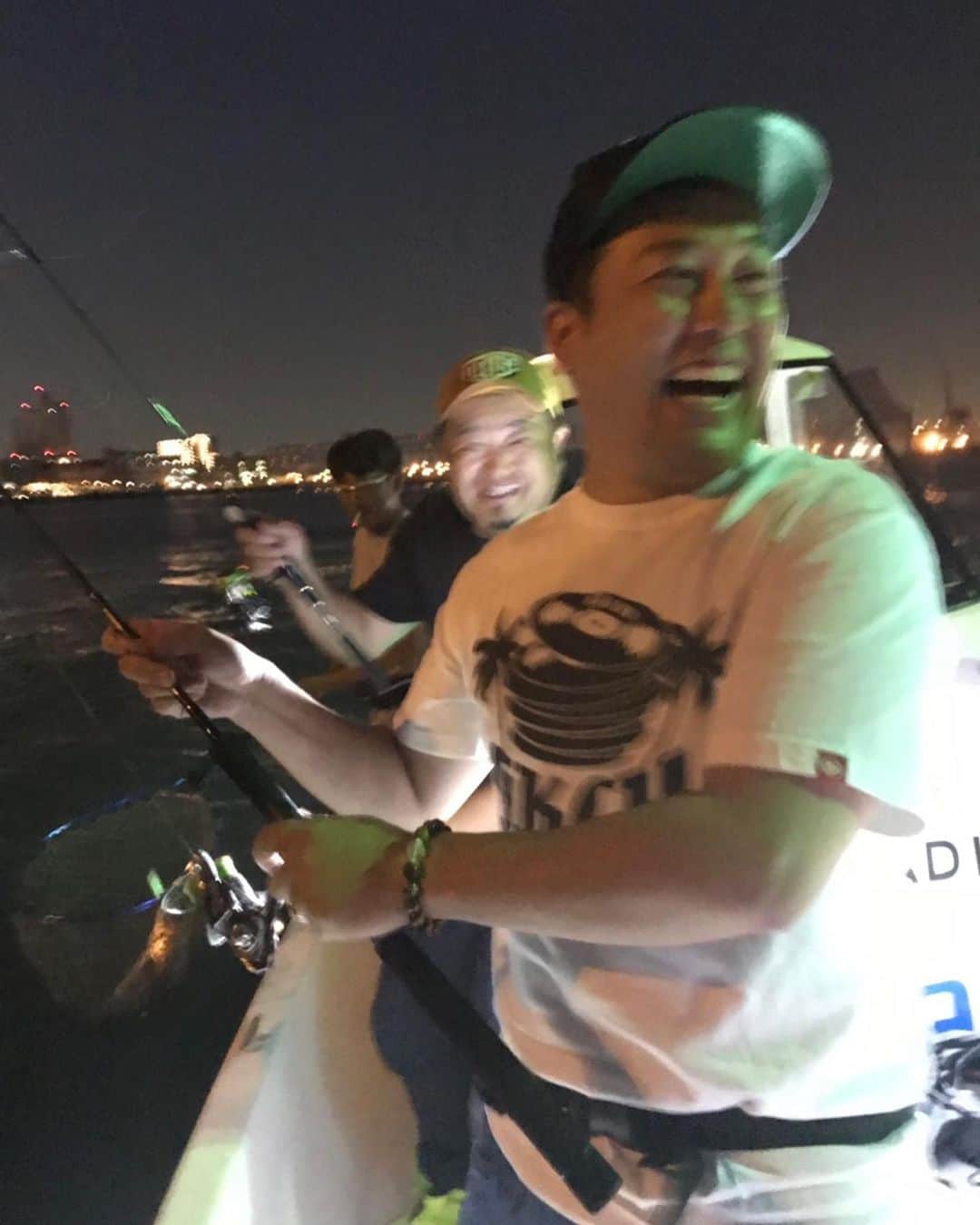 田崎佑一さんのインスタグラム写真 - (田崎佑一Instagram)「みんなーみてー！！！！シーバス釣ったよー！！！！めちゃくちゃデカイの釣ったよー！！！！船内大パニックで釣れた瞬間の写真は全部ブレてるよー！ 船は大阪のシーパラダイスさん。 @seaparadise_iga  船長めちゃくちゃ優しくて丁寧に教えてくれました。初心者でも安心ですね。ありがとうございます。 #シーバス #99パーセント船酔いしない男 #藤崎マーケット田崎 #釣りのお仕事お待ちしてます #seaparadise_iga」6月7日 16時38分 - tasakipan