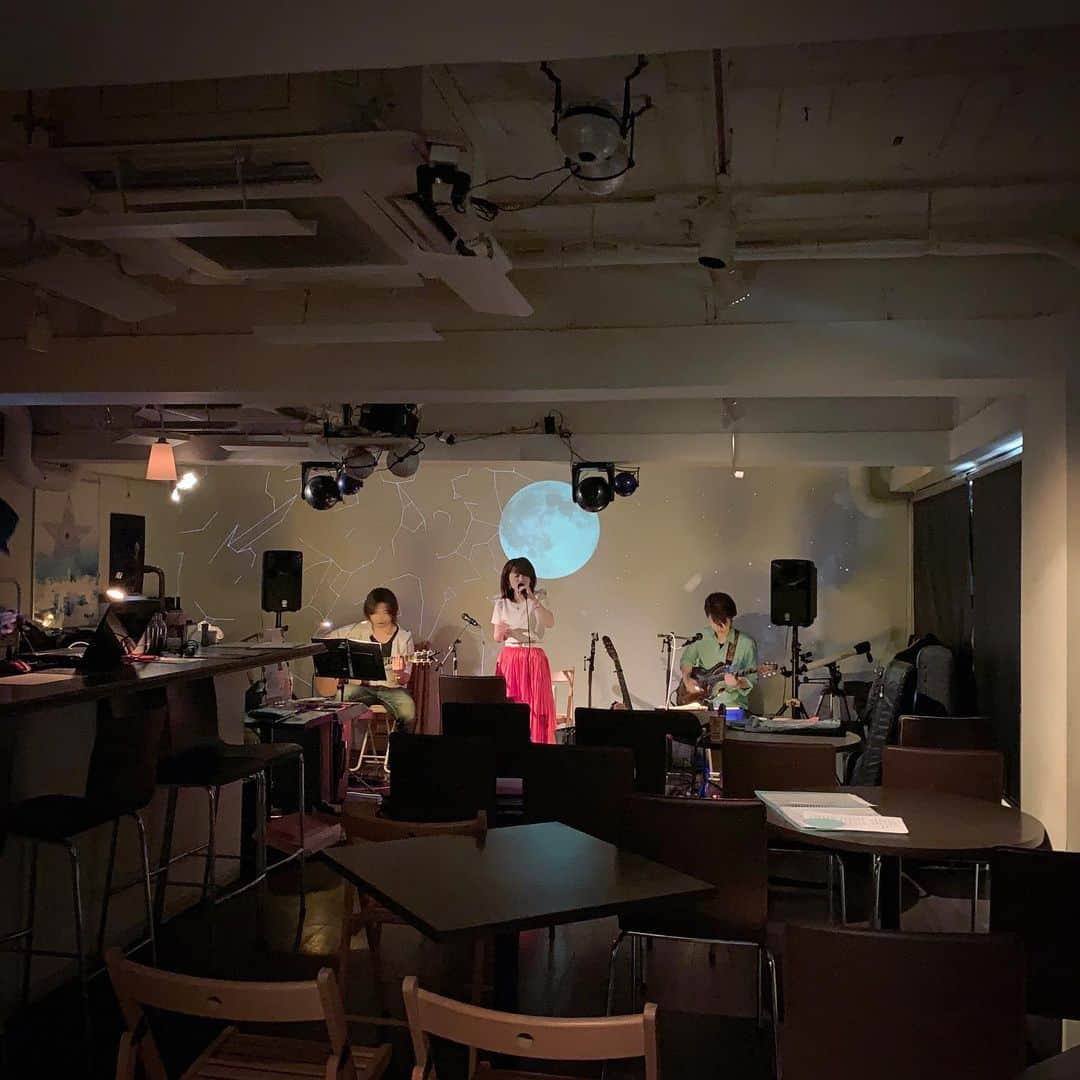 上野まなさんのインスタグラム写真 - (上野まなInstagram)「大阪 #星カフェspica  にて、プラネタリウムLive♫ 神秘的な空間だったな😇 真っ暗な照明の中、音楽と言葉で星空の旅✨  思い出に残るステージとなりました🌌🌟🌏💫 ありがとうございました♡  #プラネタリウム #live #ウクレレ弾き語り #上野まな #林ももこ  ギタリスト#渡邊幸啓 #石神裕也」6月7日 16時43分 - managram18