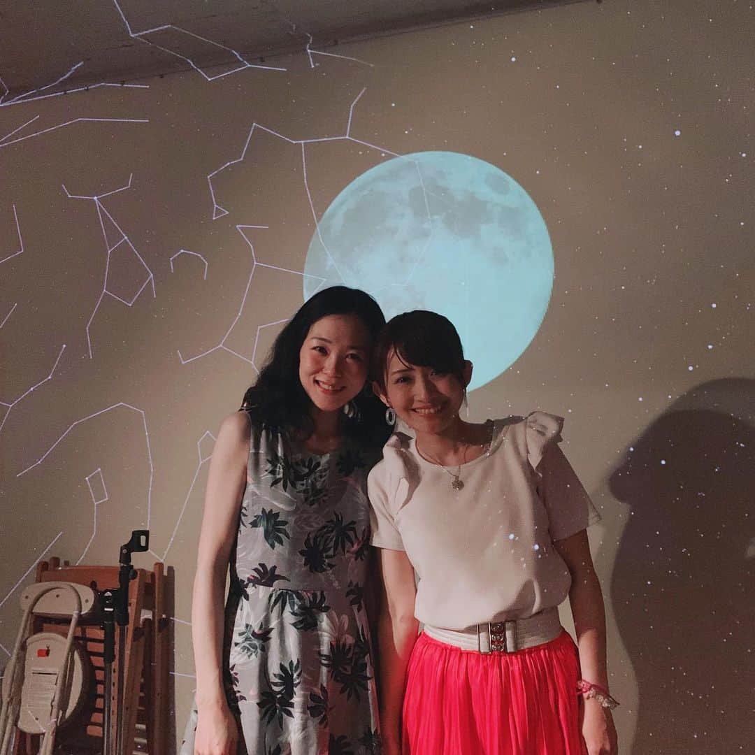 上野まなさんのインスタグラム写真 - (上野まなInstagram)「大阪 #星カフェspica  にて、プラネタリウムLive♫ 神秘的な空間だったな😇 真っ暗な照明の中、音楽と言葉で星空の旅✨  思い出に残るステージとなりました🌌🌟🌏💫 ありがとうございました♡  #プラネタリウム #live #ウクレレ弾き語り #上野まな #林ももこ  ギタリスト#渡邊幸啓 #石神裕也」6月7日 16時43分 - managram18