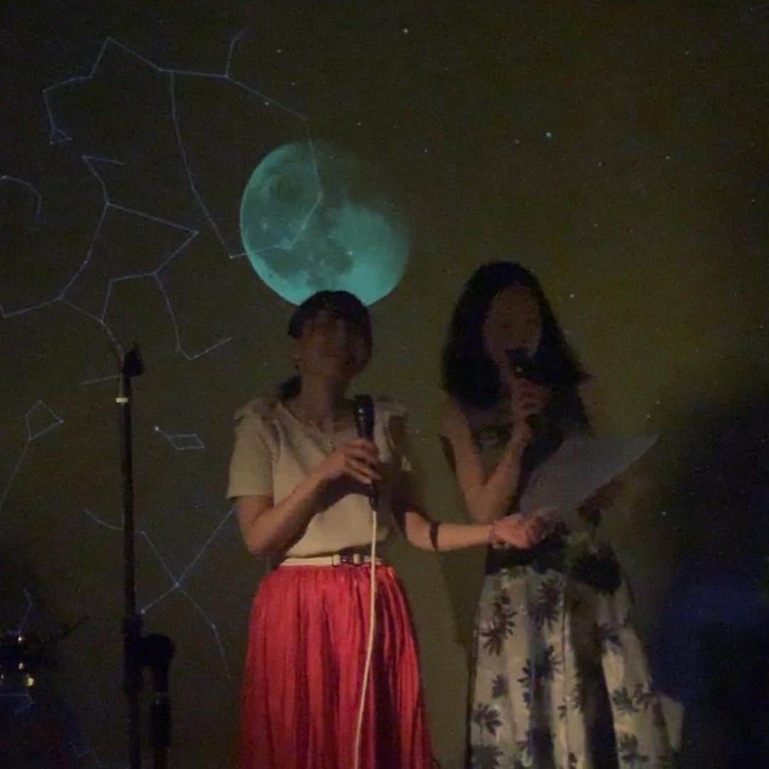 上野まなさんのインスタグラム写真 - (上野まなInstagram)「大阪 #星カフェspica  にて、プラネタリウムLive♫ 神秘的な空間だったな😇 真っ暗な照明の中、音楽と言葉で星空の旅✨  思い出に残るステージとなりました🌌🌟🌏💫 ありがとうございました♡  #プラネタリウム #live #ウクレレ弾き語り #上野まな #林ももこ  ギタリスト#渡邊幸啓 #石神裕也」6月7日 16時43分 - managram18