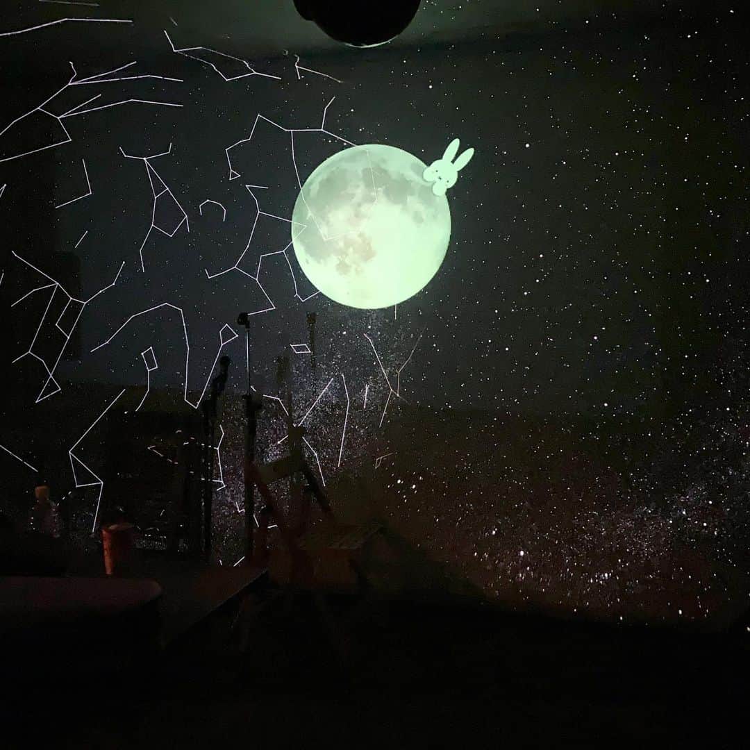 上野まなさんのインスタグラム写真 - (上野まなInstagram)「大阪 #星カフェspica  にて、プラネタリウムLive♫ 神秘的な空間だったな😇 真っ暗な照明の中、音楽と言葉で星空の旅✨  思い出に残るステージとなりました🌌🌟🌏💫 ありがとうございました♡  #プラネタリウム #live #ウクレレ弾き語り #上野まな #林ももこ  ギタリスト#渡邊幸啓 #石神裕也」6月7日 16時43分 - managram18