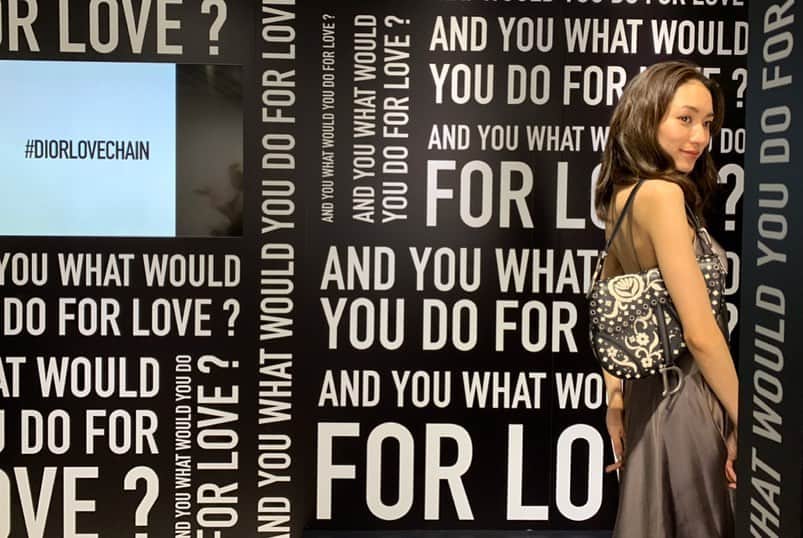 吉田沙世さんのインスタグラム写真 - (吉田沙世Instagram)「MISS DIOR LOVE N'ROSES🌷 知られざるミス ディオールの歴史や 魅力が沢山詰まった展覧会でした✨ こちらのドレスも @dior のものなのですが とてもしなやかで歩くだけで上品な女性らしさを 作り出してくれるドレスはディオールの 物作りにおける素晴らしさを感じました💕 展覧会ではその世界観を感じることができます。 ぜひ展覧会も足を運んでみてください🙏✨ @diorparfums  #missdiorexhibition  #ミスディオール展覧会」6月7日 16時52分 - sayobaby