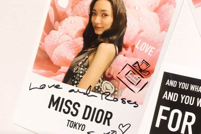 吉田沙世さんのインスタグラム写真 - (吉田沙世Instagram)「MISS DIOR LOVE N'ROSES🌷 知られざるミス ディオールの歴史や 魅力が沢山詰まった展覧会でした✨ こちらのドレスも @dior のものなのですが とてもしなやかで歩くだけで上品な女性らしさを 作り出してくれるドレスはディオールの 物作りにおける素晴らしさを感じました💕 展覧会ではその世界観を感じることができます。 ぜひ展覧会も足を運んでみてください🙏✨ @diorparfums  #missdiorexhibition  #ミスディオール展覧会」6月7日 16時52分 - sayobaby