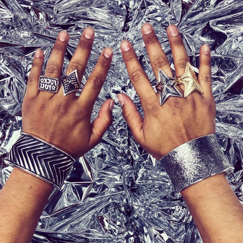 コディ サンダーソンのインスタグラム：「Two new bracelets and one new middle ring. #silver #gold #navajo」