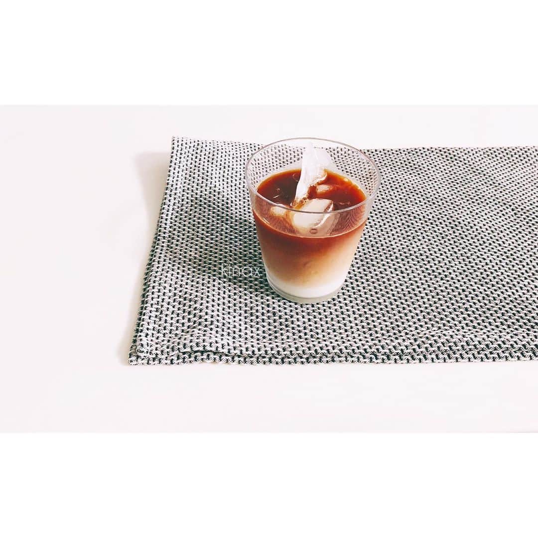 kinaxのインスタグラム：「. ☕️ . . この前ヘビロテグラスをひとつ割ってしまって 同じのを買い足そうか迷っていたんだけど 割れない(にくい？)グラスを見つけたので ポチったらもう届いたーʕ •́؈•̀ ₎☞♡ . PCT樹脂、っていう素材らしいのだけど 見た目はガラス！すごい！ ぎゅーっと握ると少し歪む硬さ🍹 . . どんな感じか分からなかったから、 とりあえず2個だけ買ってみたけど 形もシンプルだしスタッキングもできるし こどもたちにも気軽に使わせてあげられるし もうちょっと買い足そうー♡ . . 冷たいのも熱いのもOKだし 食洗機も大丈夫っていう素晴らしさ。 . . こどものうつわって結構気を遣うから どうしてもプラスチック率が高くなるけど こういうのは気分が上がるねʕ •́؈•̀ ₎笑 . . roomに載せておきまーす♡ ☞ @kinax . . それはそうと ちびっこ姉さんが最近ゼスプリの アゲリシャス~を歌うから 頭から離れないʕ •́؈•̀ ₎笑 . アゲアゲリシャス〜🎶 . . #casualdish #割れないグラス #楽天roomに載せてます #roomインフルエンサー #アゲリシャス #謎のダンスつき @room_rakuten」