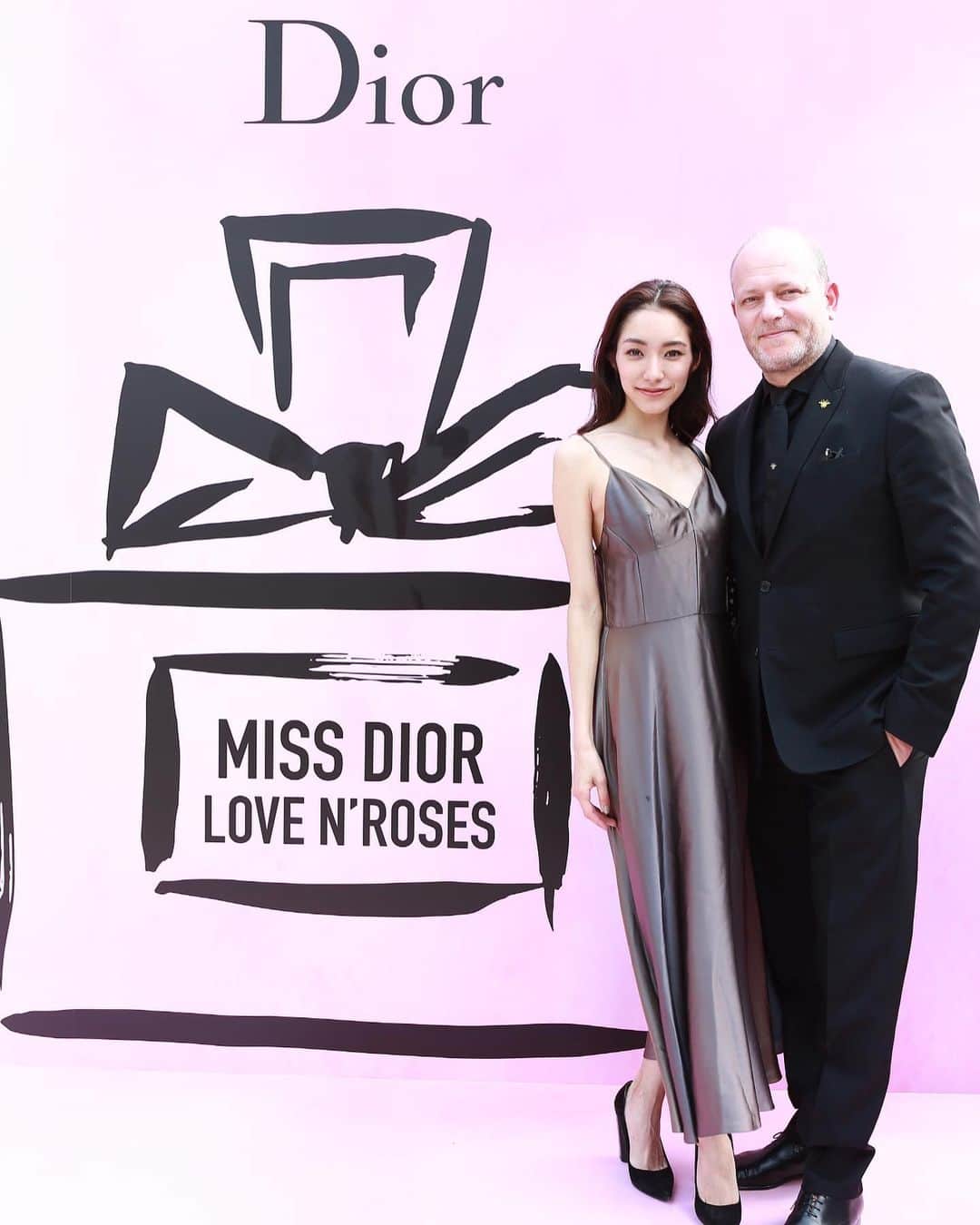 吉田沙世さんのインスタグラム写真 - (吉田沙世Instagram)「香水 MISS DIOR ミス ディオールは、１９４７年のブランド初のコレクションで"ドレスの仕上げ"として発表されたクチュール フレングランスだそうです👗🌹 その「ミス ディオール展覧会 LOVE N'ROSES」が今日から６月１７日までBA-TSU ART GALLERYで開催されています。  こちらのMISS DIOR CAFÉでは ミスディオール製品をはじめ、メイクアップ、スキンケア製品のタッチアップなど沢山の華に囲まれた店内が素敵でした💐 #missdior #missdiorexhibition  #ミスディオール展覧会 @diorparfums」6月7日 16時50分 - sayobaby