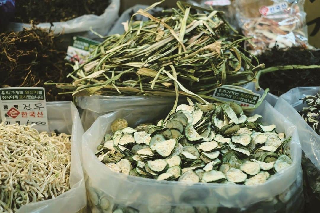 フィガロジャポンさんのインスタグラム写真 - (フィガロジャポンInstagram)「料理家の細川亜衣さんによる連載「旅と料理。」第5回目は韓国。市場を歩いていていちばん目を惹かれたという干し野菜を使ったご飯のレシピ。⠀ photo : @yoyomarch⠀ coordination : JI EUN CHOI⠀⠀⠀⠀ #figarojapon #細川亜衣 #レシピ #干し野菜 #韓国 #旅と料理 #フィガロ4月号」6月7日 16時50分 - madamefigarojapon