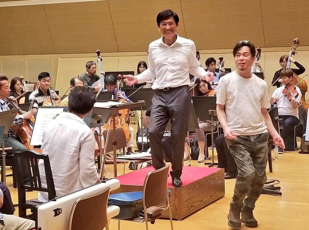藤岡幸夫のインスタグラム：「６月８日(土曜)びわ湖ホールでエンター・ザ・ミュージックコンサート！ お馴染み繁田美貴アナウンサーが司会であり得ないプログラム。 今日のリハーサルいいとっても感じです。 錦織健さんスゲェ👍👍‼️ 誰も寝てはならぬ～クイーン‼️ その他、威風堂々、タンホイザー序曲、アナ雪メドレー、宇宙戦艦ヤマト、ルパン三世、風と共に去りぬ他‼️ チケット凄く売れてますが当日券あります。お時間ある方は観光がてら是非！」