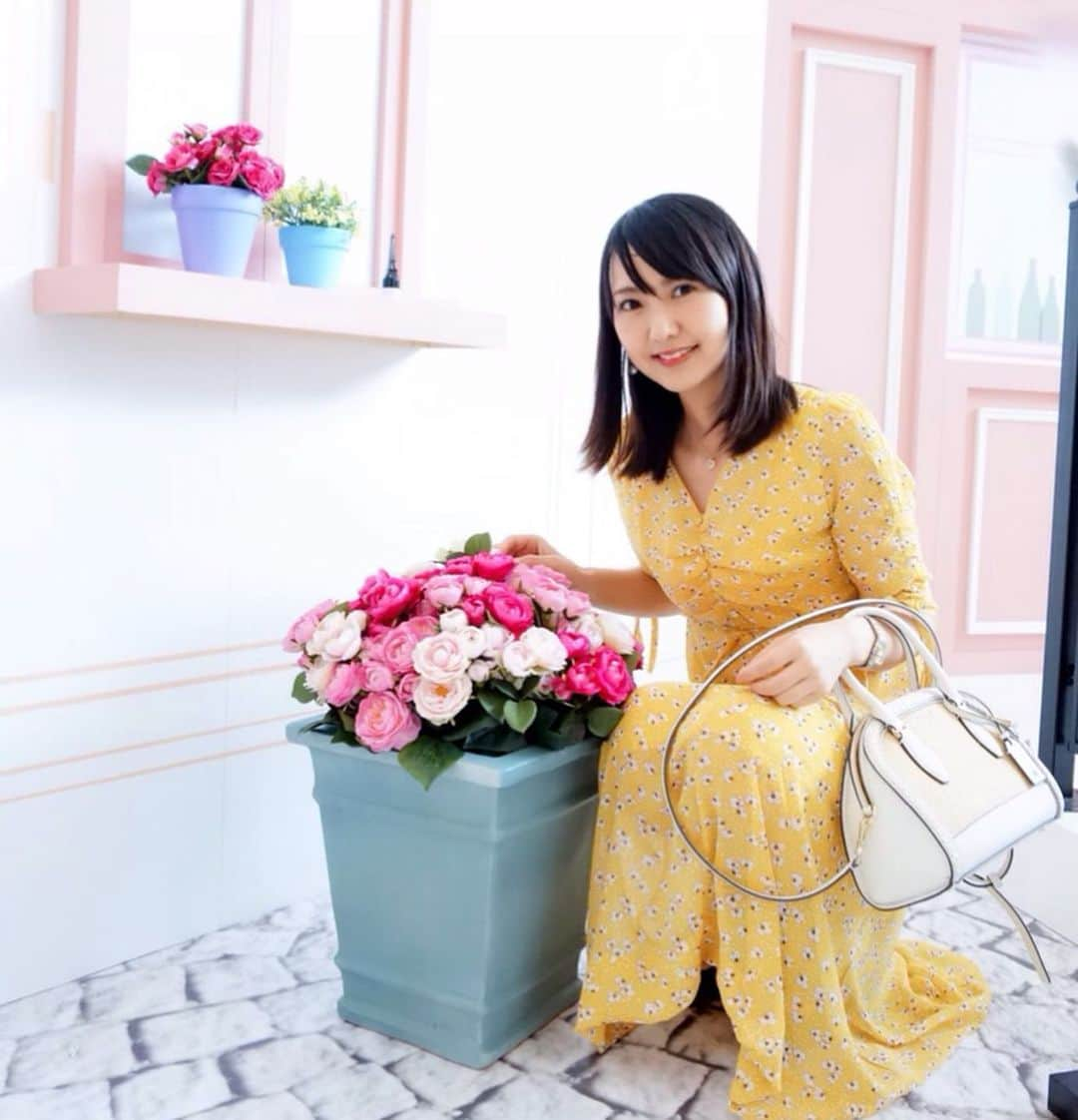 三浦泉さんのインスタグラム写真 - (三浦泉Instagram)「* 先日のコーデ 💄👗👠💕 * #onepiece → @u_dresser  #sandal & #bag → @katespadejapan * イエローの小花柄が好みなワンピ👗♥️ 裾はちょっと長かったのでセルフでお直ししちゃいました✨ ✨✂️ ฅʕ •ﻌ• ʔฅ♬*ﾟ * * #コーデ  #コーディネート #ファッション #ケイトスペード #udresser  #izumiコーデ 🎀 #izumileコーデ #イズミールコーデ #大人可愛い #大人可愛いコーデ」6月7日 17時02分 - princessizu1201