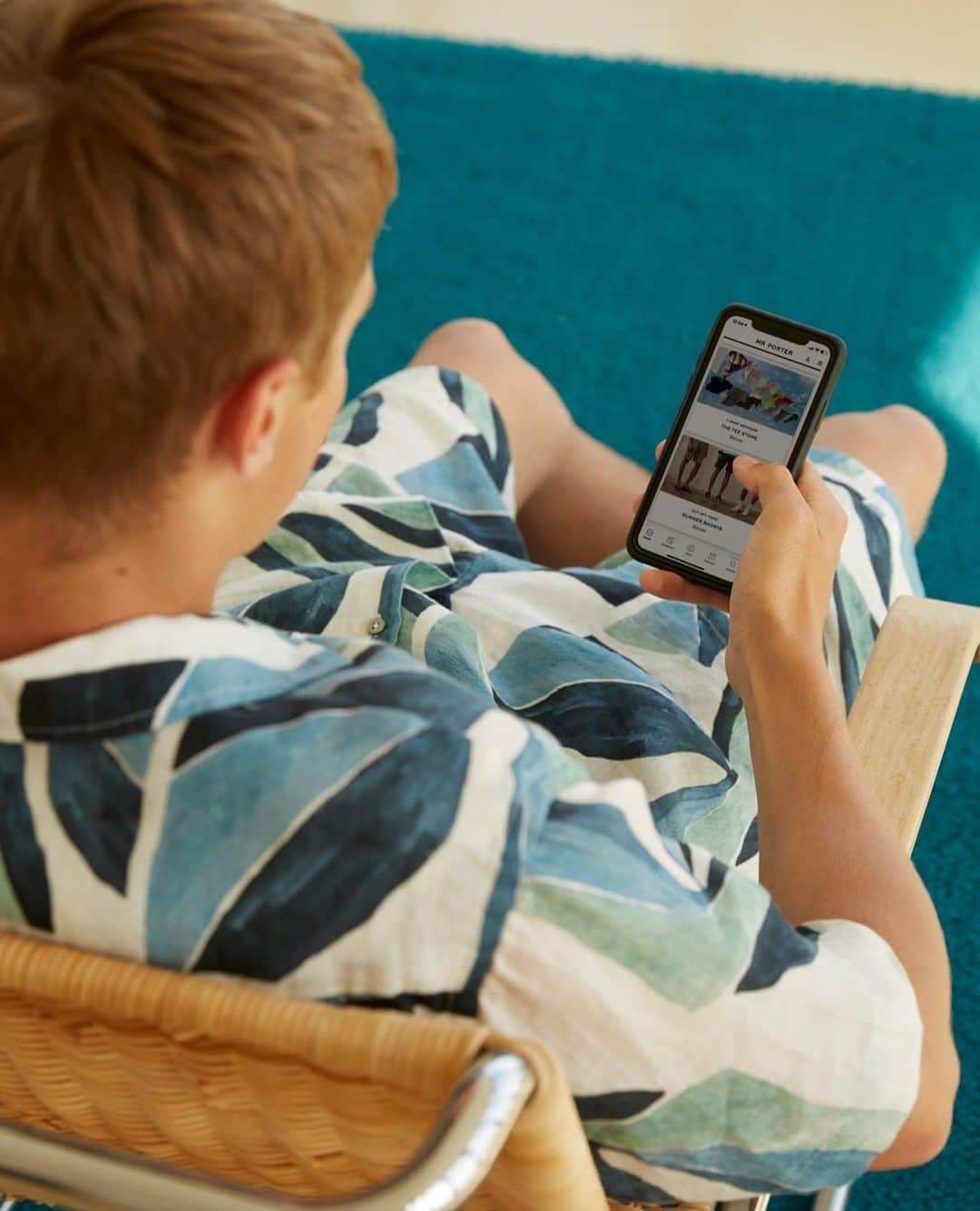 MR PORTERのインスタグラム：「Your summer wardrobe on the go. Download the MR PORTER app for style advice, sale alerts, and of course, shopping 📲 Head to the link in bio. to download now.⠀ -⠀ Pyjamas @desmondanddempsey - top (1143209) & shorts (1143210).」