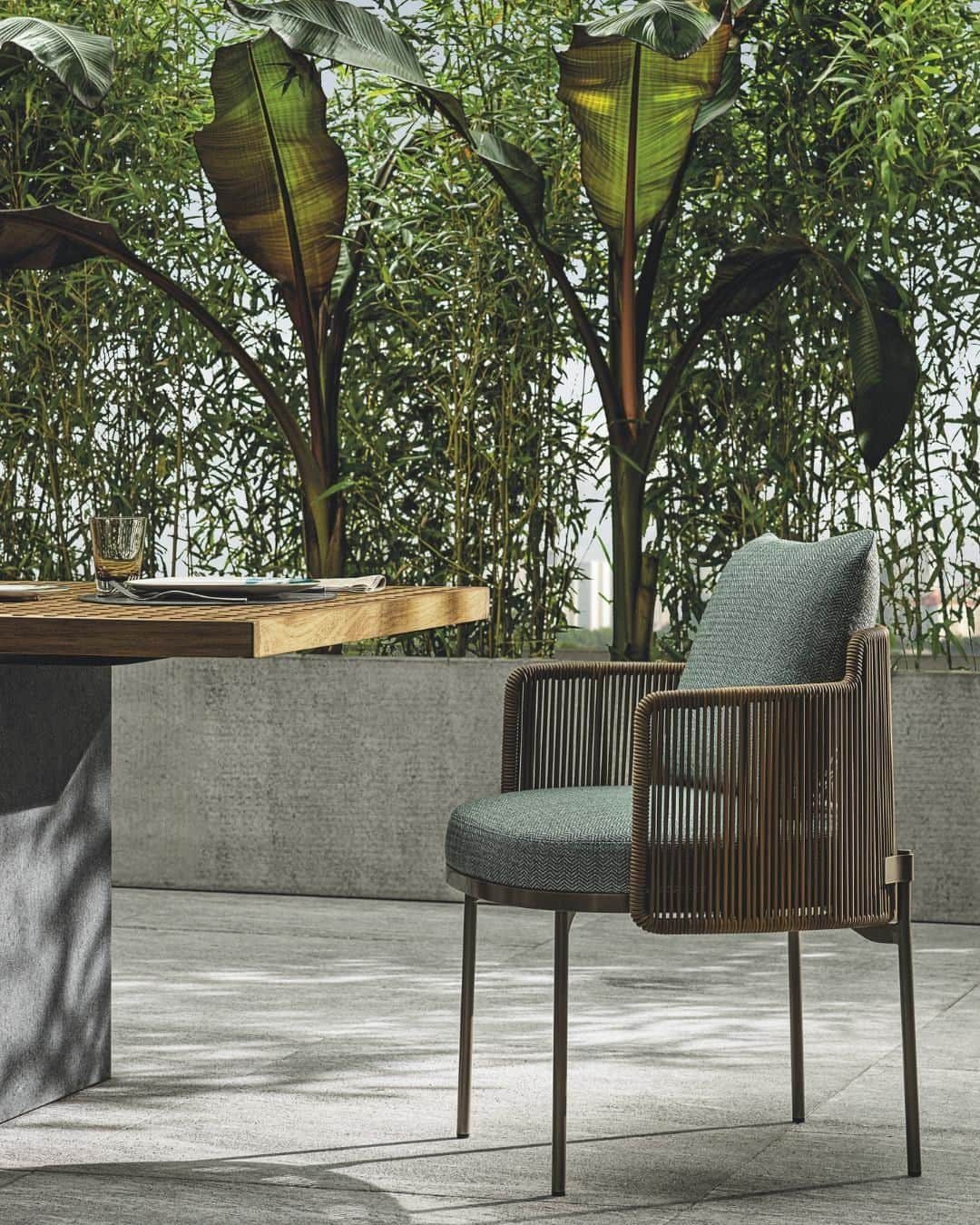 Minotti Londonさんのインスタグラム写真 - (Minotti LondonInstagram)「We’ve had a lot of love recently for the chairs in our 2019 collection.  This one - the Tape cord outdoor dining chair - is another beautiful addition to the Minotti portfolio.  With his distinctive ironic approach, the designer overturns the traditional idea of the support feet that come out of the body of the seat, placing them externally to the structure, using the distinctive ‘tape’ element.  Tap the link in our bio to see the full collection and book your appointment to view it in our London showroom.  #furniture #luxury #luxurylife #interiors #interiordesign #interiordesigninspiration #minotti #minottilondon #design #designer #interiordesigner」6月7日 17時05分 - minottilondon