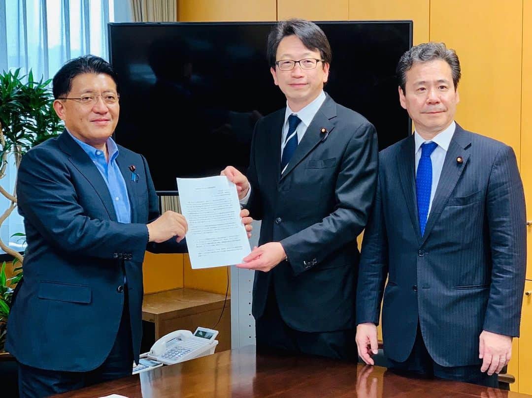 平井卓也さんのインスタグラム写真 - (平井卓也Instagram)「自民党クールジャパン戦略推進特別委員会の平将明委員長代理、こやり隆史事務局次長から、提言をいただきました。クールジャパン戦略については、昨日、第１回Create Japan WGを開催するなど、現在、鋭意、見直しの検討を進めているところです。更なる取組の強化には党の強力なサポートが必要です。しっかりと連携して戦略の強化に取り組んで参ります。 #平井卓也　#自民党　#クールジャパン #cooljapan」6月7日 17時05分 - hiratakuchan0125