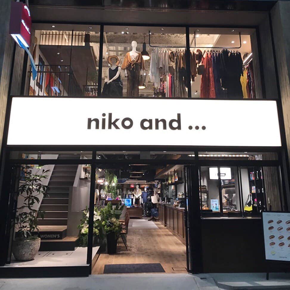 niko and ...さんのインスタグラム写真 - (niko and ...Instagram)「【niko and ...京都寺町店が6/7(金)にオープン！】 . niko and ...2店舗目となる路面店「niko and ...京都寺町店」がオープンしました。1Fにはメンズ、カフェ、雑貨を、2Fにはウィメンズを展開しています。 . 店内にはオランダ人アーティストのタイメン・フィサーさんのポップなアートも散りばめられており、いつものniko and ...とひと味違った空間に仕上がっています！ . また、オープンを記念してフェアも開催！6/7(金)～6/9(日)の期間、店内商品が全品10%OFF(※物販のみ)！さらに、niko and ...京都寺町店、GLOBAL WORK京都六角店、HARE京都店、RAGEBLUE京都寺町店でのお買い上げレシート持参でカフェ商品が全品10%OFFになります。(※当日レシートのみ有効) . 是非お近くにお越しの際はお立ち寄り下さいませ！ . #nikoand #nikoandtokyo #であうにあう #styleeditorialbrand #uni9uesense」6月7日 17時05分 - nikoand_official