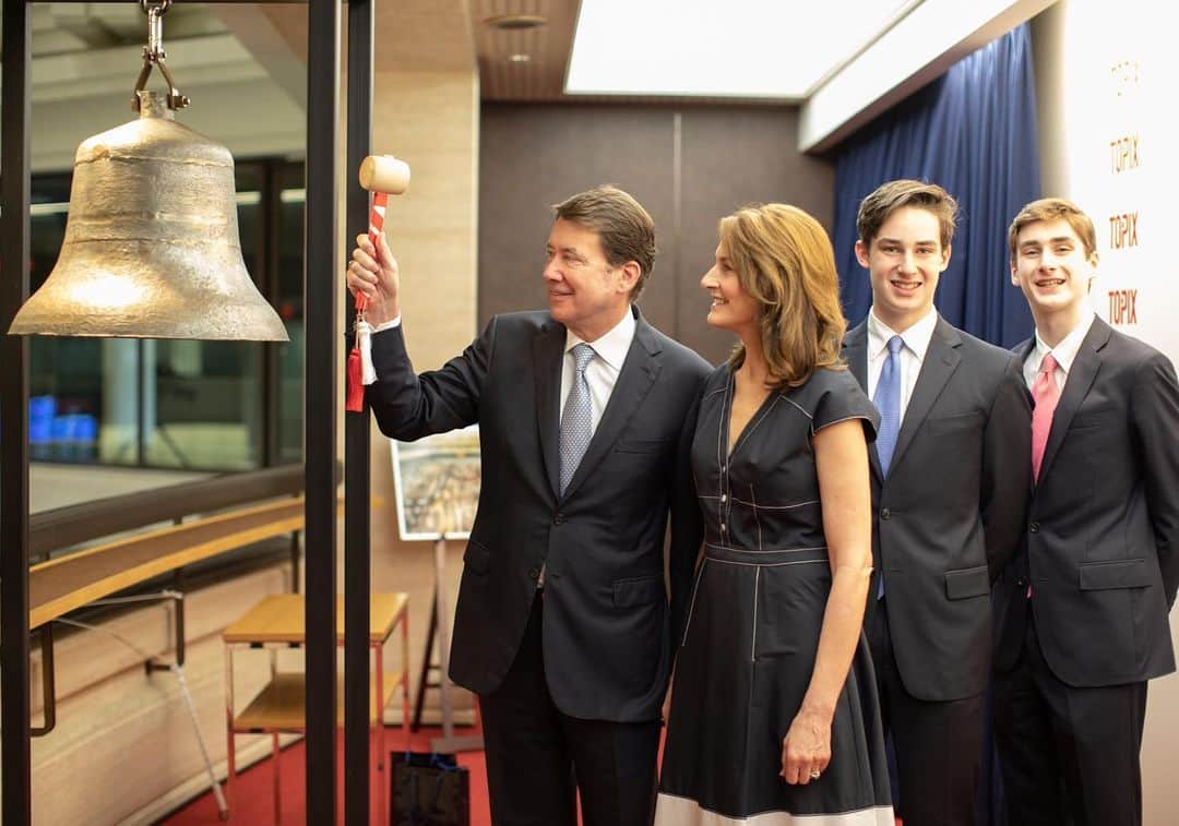 アメリカ大使館さんのインスタグラム写真 - (アメリカ大使館Instagram)「さて問題です。 この鐘🔔があるのは、何処でしょうか？ ヒントは、東京都内で、実は毎日のニュースでここからの情報が発信されています。 . #us #usa #america #tokyo #study #stockmarket #bell #family #smile #visit #tie #dress #japan #アメリカ #日本 #東京 #fx #鐘 #株 #笑顔 #窓 #株 #ネクタイ #スーツ #suit #訪問 #tokyostockexchange」6月7日 17時06分 - usembassytokyo