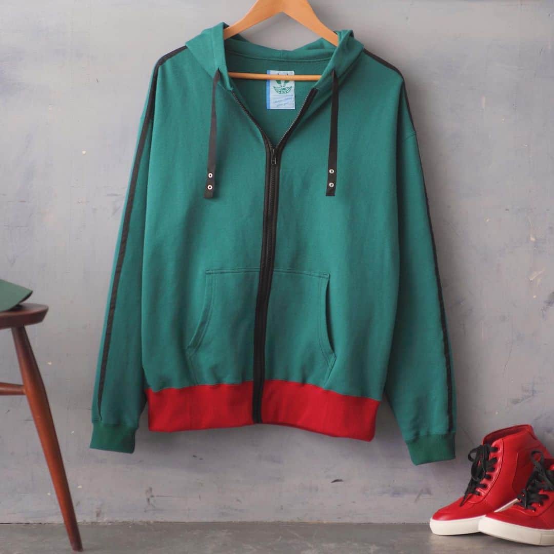 SuperGroupiesのインスタグラム：「💚NEW ARRIVALS 💚 #ヒロアカ とのコラボアイテムが新登場!!📢 ⠀⠀⠀⠀⠀⠀⠀ ⠀⠀⠀⠀⠀⠀⠀ 今回は、なんと6キャラクターをラインナップ🙌🏼 それぞれのヒーローコスチュームをイメージした パーカーとキャップの全12アイテム⚡️ ⠀⠀⠀⠀⠀⠀⠀ ⠀⠀⠀⠀⠀⠀⠀ デクくんモデルのパーカーの紐には マスクとそばかすをイメージしたハトメが デザインされていてかわいい😳💕 ⠀⠀⠀⠀⠀⠀⠀ ⠀⠀⠀⠀⠀⠀⠀ ──────────────────────﻿ 💚Today’s Item💚 My Hero Academia Collaboration Series Izuku Midoriya model #hoodie / ￥9,800 +tax ※掲載商品は受注生産です。 Available only for pre-orders now! ──────────────────────﻿ ⠀ ⠀  実際の商品が気になる方は 本日のLive配信をぜひチェックしてください！✔️ ⠀⠀⠀⠀⠀⠀⠀ 詳細はこちら 👇👇👇 ⠀⠀⠀⠀⠀⠀⠀ ⠀⠀⠀⠀⠀⠀⠀ 📺Live配信のお知らせ📺 本日6/7（金）19:00〜Live配信します！🙌🏻 ⠀⠀⠀⠀⠀ ⠀⠀⠀⠀⠀ 今回のLive配信は・・・﻿ #僕のヒーローアカデミア special✨  本日より予約受付中の新商品や、 スタッフぴかちゃん＆へいりんの #アニメバウンド などを紹介予定💕 ⠀⠀⠀⠀⠀⠀⠀ ──────────────────────﻿ #アニメバウンド って何？🧐 アニメ、ゲームキャラクターの服装を連想させるコーディネートのこと！👗👠👜 ──────────────────────﻿ ⠀  視聴者限定プレゼント🎁もありますよ！ ライブ配信を見てくれた方の中から抽選で﻿ ✅緑谷出久 モデル / トレーナー Mサイズ ✅轟焦凍 モデル / ミリタリーシャツ を各1名様、合計2名様にプレゼントいたします👏﻿⠀⠀ ⠀⠀⠀⠀⠀⠀⠀ 応募条件などの詳細は、 この後のLive配信でチェックしてください💨 ⠀⠀ ⠀⠀⠀⠀⠀⠀⠀ ⠀⠀⠀⠀⠀⠀⠀ ⠀⠀⠀⠀⠀⠀⠀ #supergroupies #anime #japaneseanime #スーパーグルーピーズ #アニメ #アニメコラボ #コラボグッズ #ファッションにアニメを #アニメグッズ #緑谷出久 #MyHeroAcademia #IzukuMidoriya #animebound #パーカー #パーカーコーデ #パーカー女子 #ストリートコーデ #スポーティーコーデ #グリーンコーデ #なりきり #なりきりコーデ #ライブ配信 #live配信 #プレゼントキャンペーン #スパグルプレゼント」