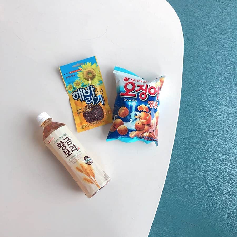 のインスタグラム：「韓国で昔から愛される味💕오징어 땅콩と해바라기 초코볼🦑🥜🌻🍫﻿ ﻿ ﻿ あんにょんー！ハルハルのayuです🧸﻿ ﻿ 今日は韓国で長く愛されているお菓子を紹介します♡﻿ ﻿ ﻿ ﻿ 오징어 땅콩はイカピーナッツというスナック菓子！﻿ ﻿ サックサクのスナックの中にピーナッツが入っている甘じょっぱいお菓子です🍘﻿ ﻿ ﻿ なーんか日本のお菓子で食べたことあるような味なんだけど何の味か全然思い出せない…🤔💭﻿ ﻿ とにかく懐かしみを感じる味と食感でした！﻿ ﻿ ちなみに、イカが入ってるみたいだけどイカの味は全くしません( ´^o^` )﻿ ﻿ ﻿ 해바라기 초코볼はひまわりチョコボールというとっても小さいチョコのお菓子❤️﻿ ﻿ ヘバラギチョコと呼ばれ親しまれてるんだとか🌻﻿ ﻿ ﻿ ひまわりの種の周りにチョコがコーティングしてあって、とっても小さいし甘すぎないから気付けば食べすぎてしまいそうな危険なお菓子…！﻿ ﻿ でもひまわりの種って健康に良さそうなイメージがあるから多少なら大丈夫なのかな🧐？？笑🐷﻿ ﻿ お土産はもちろん、自分用にもストック買いしたくなる独特な美味しさでした♡﻿ ﻿ ﻿ ﻿ ﻿ ﻿ -------------------------------------------﻿﻿﻿﻿﻿﻿﻿﻿﻿﻿﻿﻿ ﻿ #ハルスタ やハルハルをタグ付けしていただくと、﻿﻿﻿﻿ ハルハルの記事やInstagramに投稿させていただく場合がございます💕﻿﻿ #하루스타 #하루하루 를 태그 하시면﻿﻿﻿﻿ 하루하루의 기사와 인스타그램에서 사용할 가능성이 있습니다💕﻿﻿ ﻿ -------------------------------------------﻿﻿﻿﻿﻿﻿﻿﻿﻿﻿﻿﻿ ﻿ ﻿ ﻿ ﻿ #🇰🇷#🍫#韓国#お菓子#韓国情報#韓国お菓子#韓国グルメ#購入品#chocolate#snack#오징어땅콩#韓国好きな人と繋がりたい#해바라기초코볼#お土産#韓国土産#旅行#韓国旅行#seoul#チョコ#travel#おやつ#여행#선물#과자#푸드스타그램#여행스타그램#韓国購入品」
