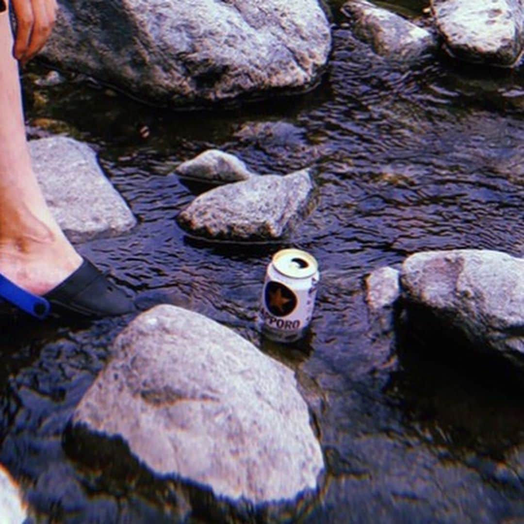 あきらかにあきらさんのインスタグラム写真 - (あきらかにあきらInstagram)「川で冷やしてキンキン🍺 #キャンプバイブス」6月7日 17時18分 - akrknakr