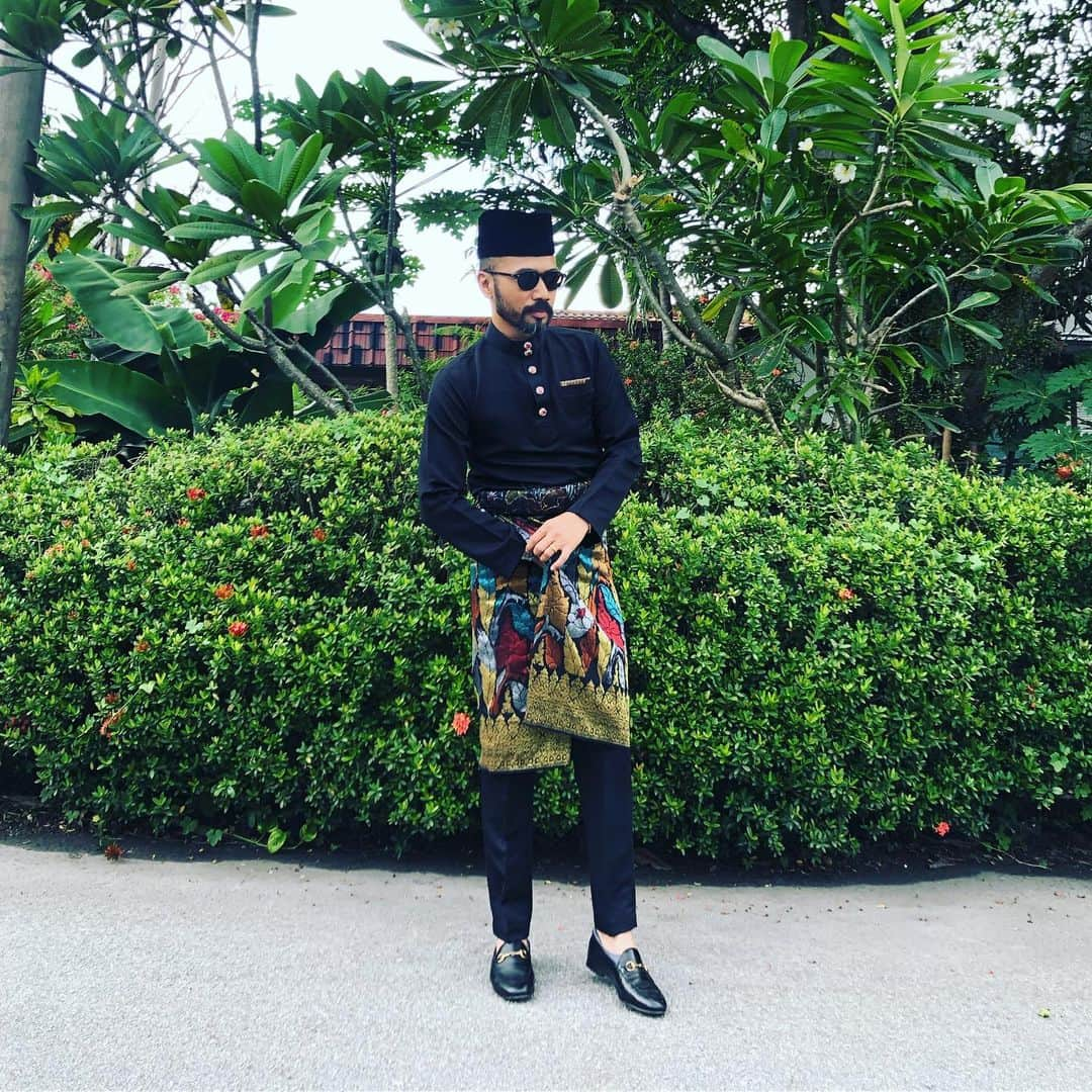 Wak Doyokさんのインスタグラム写真 - (Wak DoyokInstagram)「Still mood raya.. jumaat serba hitam.. ini gaya adjust telor terselit 🙏🏻 #Raya #BajuMelayuWakDoyok #TakPanaske #AkuYangPakaikoYangPanas #KodahKenapa #MegWak #WakDoyok #LegasiWakDoyok #WDLifeStyle #WakDoyokFC #BeardedGentlemen #Sedagher #MensWear #Fashion #MensFashionReview #StreetFashion #Dapper #Ootd #Style #MensFashionPost #TheMenClub #MenWithClass #Details #Sartorialist #Pittiuomo #Class #British #Usa」6月7日 17時18分 - wakdoyok