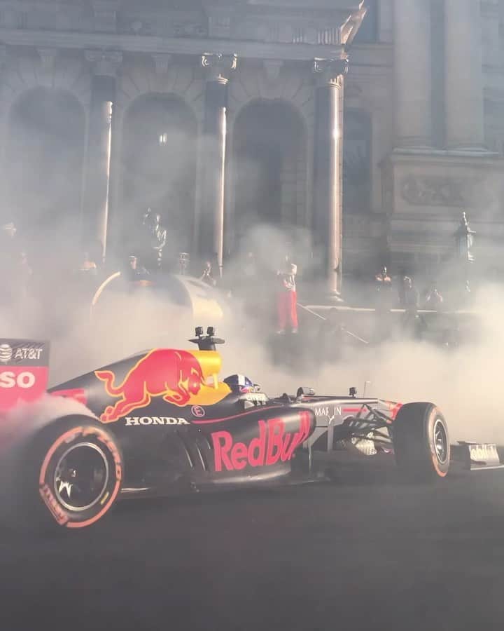 のインスタグラム：「Donut Day is best served with the Cape Town Show Run. 🍩 @redbullmotorsports @redbullracing #redbull #f1 #motorsport #donuts #nationaldonutday #racing」