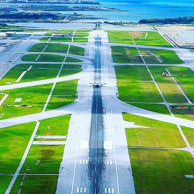 ANAのインスタグラム：「Have a nice weekend🎵  #ソラマニ_ヒコーキ #飛行機 #空から眺める景色 #沖縄 #飛行機のある風景 #旅に出よう #旅行シーズン #旅行 #海 #滑走路 #離陸 #着陸 #出発 #空港 #シャッターチャンス #飛行機好き #OKA #okinawa #japan #skyview #trip #runway #departure #arrival #sea #airport #airplane #allnipponairways #anaairplane  ANAの飛行機は「#ソラマニ_ヒコーキ」をつけて投稿してね😄インスタやANAの各メディアでご紹介していきます✨」