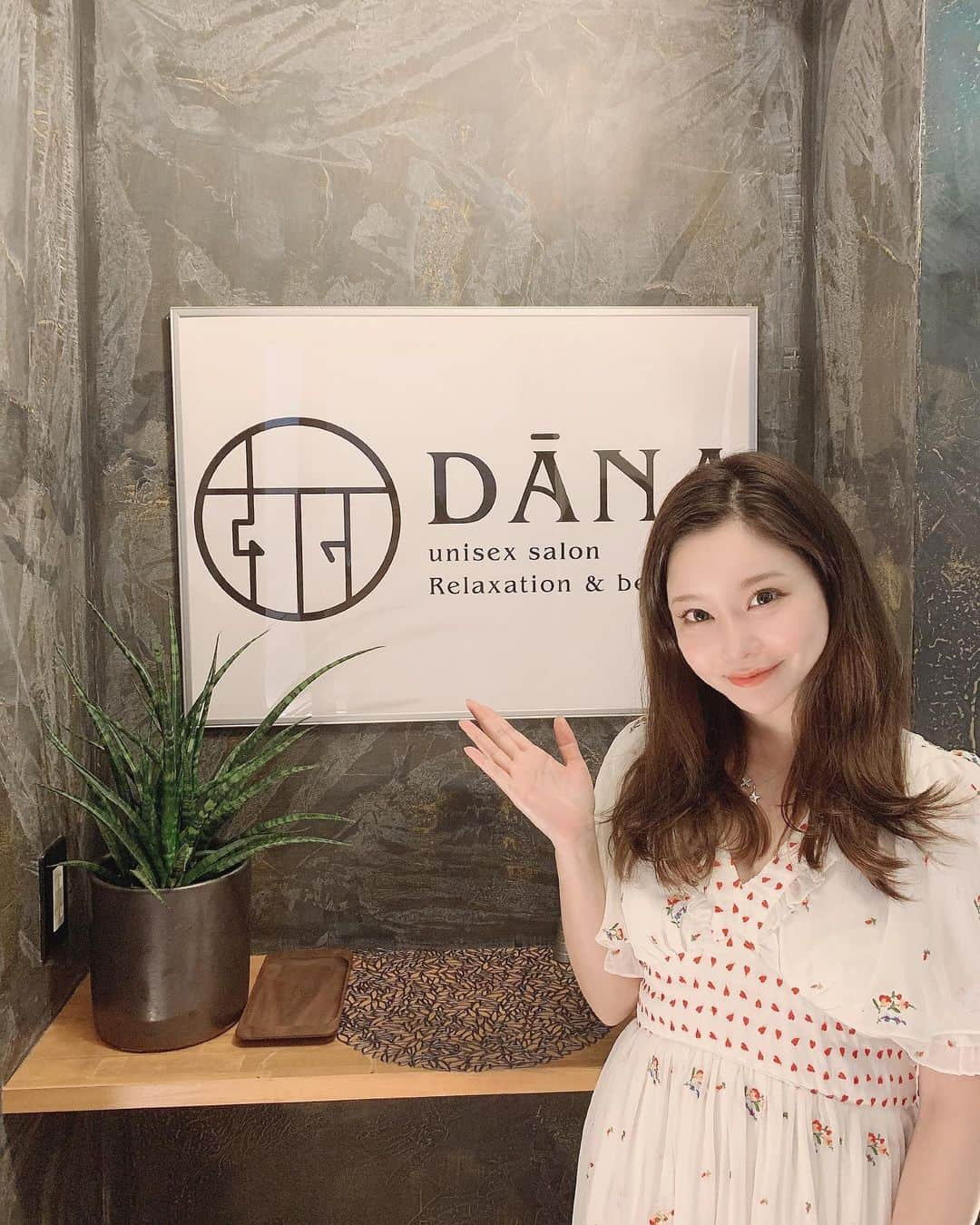 利咲さんのインスタグラム写真 - (利咲Instagram)「新しく出来たばかりのサロン #DANA さんに #ハイパーナイフ を受けに行ってきました✨  普通のマッサージも好きですが、痩身効果や疲労回復に効果があるハイパーナイフ、一石二鳥で大好きなのですよね〜☺ ぽかぽかと全身が温まります。  舞台後だったのでだいぶ身体に疲れが出ていたらしく、気付かなかったけど腰や背中が張っていたそうです。 施術後も丁寧にカウンセリングしてくれます。  ここは珍しくユニセックスサロンなので男性も行けるそうですよ✨ 肩こりや足の疲れにも効きます。 #ヘッドスパ や #アロマトリートメント のメニューもあって都度払いなので通いやすいですね👍 .  Q.ハイパーナイフとは？ A.エステの器具みたいなのでくるくるとマッサージしてもらえるものです。 気になる部位だけでも全身でもok👍 温かくて気持ち良い上に痩せて疲労回復もする優れものです☺ . . ◆ unisexsalon DANA ◆ (ユニセックスサロンダーナ) ㅤㅤㅤ 渋谷区神宮前3-6-4フォーラムビルB1 最寄駅:表参道駅 a2出口 ㅤㅤㅤ  https://beauty.hotpepper.jp/kr/slnH000452722/ ┈┈┈┈┈┈┈┈┈┈┈┈┈┈┈┈┈┈┈┈┈┈┈┈┈ 𓅮  #unisexsalondana #ユニセックスサロンダーナ #エステ #アロママッサージ  #むくみ  #むくみ改善 #セルライト #疲労回復 #表参道  #外苑前」6月7日 17時26分 - himeringo908