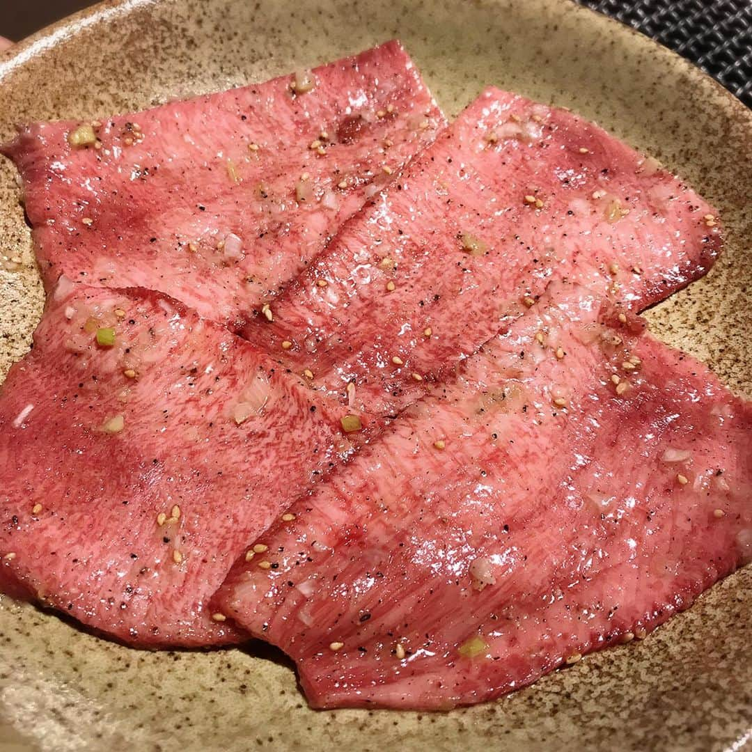 大原かおりさんのインスタグラム写真 - (大原かおりInstagram)「👯‍♀️🍖💕 今週は、かっなりのハードスケジュールをこなして♡♡♡ 本気でよく頑張りましたーヽ(´∀｀)ノ🎶 づがれ"だーーー🤣💦💦💦 にも関わらず…昨日はお家の鍵を持たずに外出してしまいインロックして…帰宅してもお家に入れず…🔐 まさかの朝まで玄関の外で寝たという💁‍♀️ www 寒かったけど風邪を引かなくて良かったですっ🙆‍♀️ あたす。。体がお強いっ👏😆 ☺︎ さてさて♡♡♡ お待たせしました❣️ HELLOKITTYとLittleTwinStarsコラボ商品は、Ottyのホームページで明日の14時から発売スタートします😘❤️ 商品の発送は、来週月曜日からご注文を頂いた順に発送させてもらいます🐶💗 ☺︎ 肉テロ写真は。。 先日行った六本木のユッチャンのお肉と冷麺たち🍖 20年くらい前からハワイに行った時には必ず行っていた大好物なお店が六本木に出来てくれて🎶 かなりの喜びで何度も行ってます🥩 ハワイのお店のそのままの味の冷麺とLAカルビが食べられるので、ユッチャン好きの方は是非行ってみてね👏😊 さてと、もうちょいお仕事頑張りましょ🙋‍♀️🐶🌟 * #ユッチャン #六本木 #冷麺 #LAカルビ #Hawaii #ハワイ #そのままの味 #美味しいよ #六本木店 #焼肉 #シャトーブリアン #牛タン #上カルビ #あるよ #港区 #Roppongi #焼肉屋 #肉テロ #オススメ #😘 #🥩 #🍖 #🍲 #💕」6月7日 17時37分 - oharagaori_otty