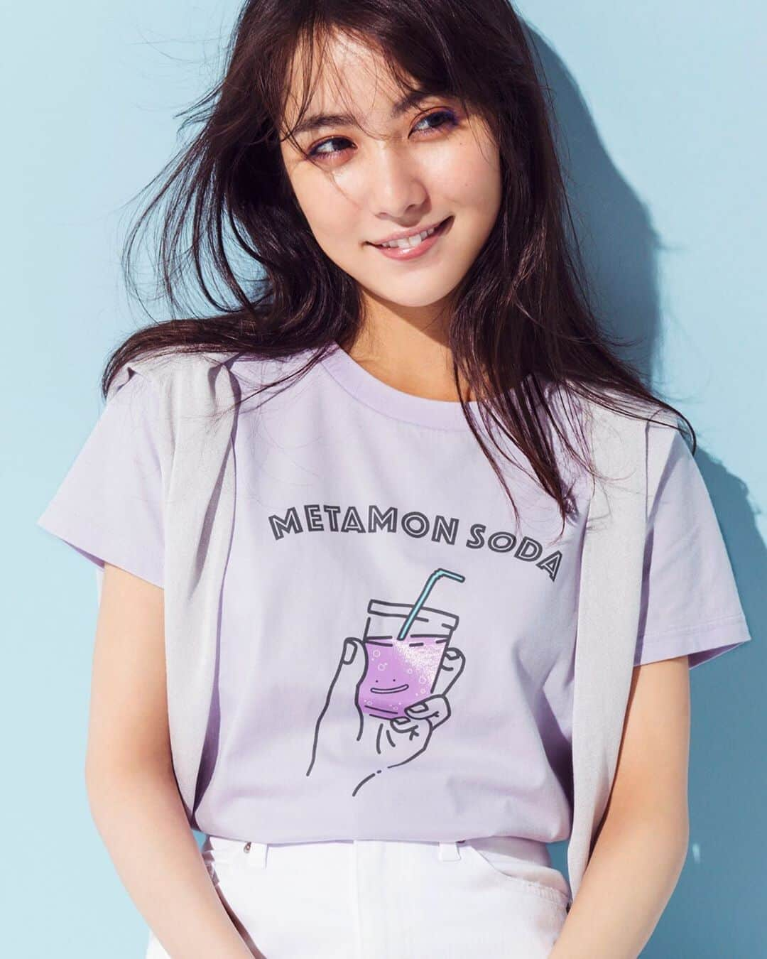 CanCamさんのインスタグラム写真 - (CanCamInstagram)「ポップカルチャーを取り入れたユニクロのTシャツブランド「UT」を使った夏のイチオシアイテムをご紹介！ Tシャツをひとつのキャンバスと捉え、自由な発想でグラフィックやメッセージなどを表現するコンペ“UT GRAND PRIX”。2019年のテーマは『ポケモン』。多数の応募作品の中から選ばれたデザインの中で恋が着用したのは、ソーダに変身するメタモンを描いたキュートな一枚。遊びごころたっぷりのデザインは、シンプルな白パンと組みわせて大人フェミニンに振るのが正解！ 茜と恋が着こなす2019年春夏UTオススメラインナップは、CanCam.jpをチェック！ UTGP2019 ポケモン UT￥1,500(6月24日発売予定)／UNIQLO ©︎ 2019 Pokémon. ©︎ 1995 – 2019 Nintendo/Creatures Inc./GAME FREAK inc. #UniqloUT #WearYourWorld #UT2019 #pr」6月7日 17時37分 - cancam_official