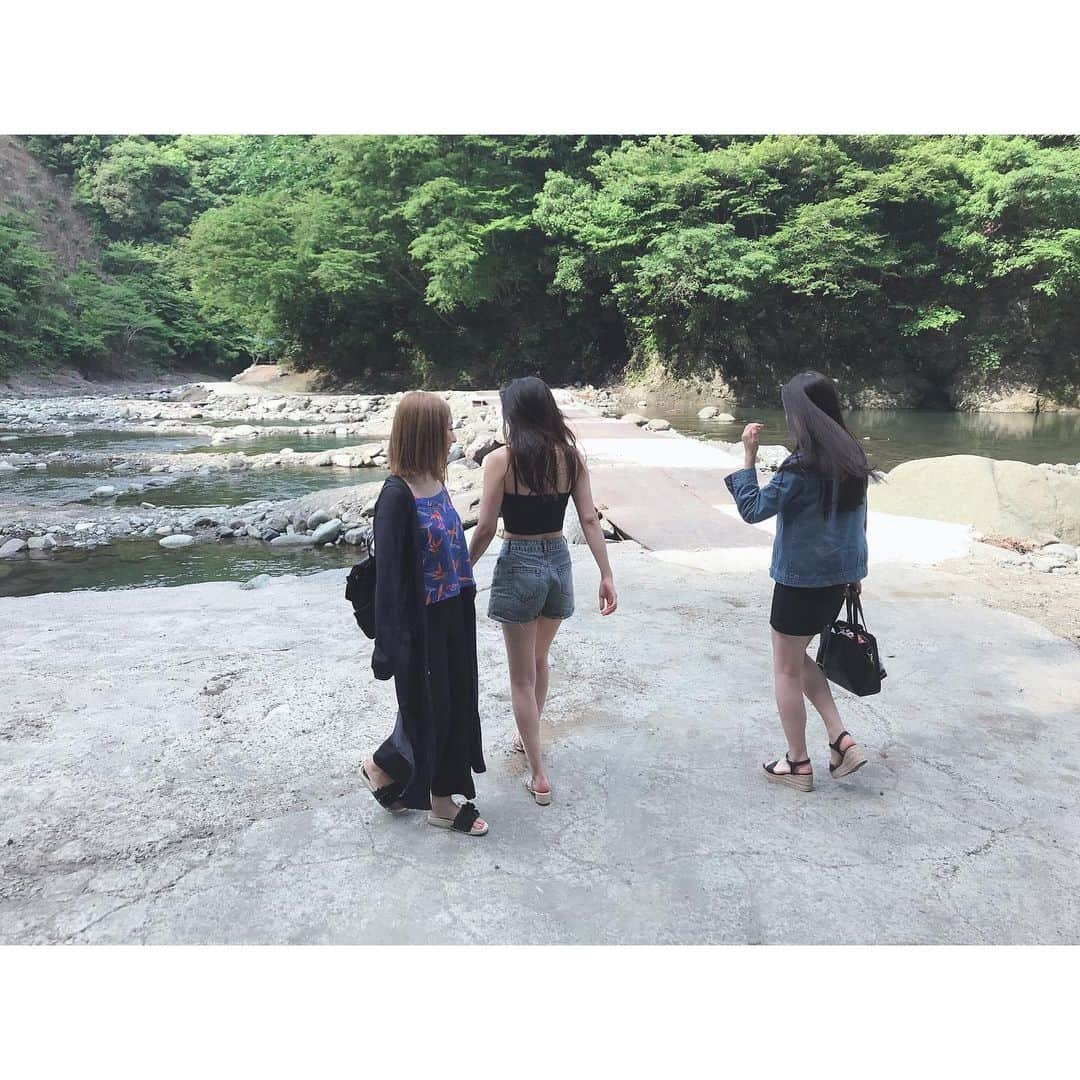 津田菜都美さんのインスタグラム写真 - (津田菜都美Instagram)「* 2019夏！始めました🌞🏖🐠🍧🎐🍉🌻 今年初のBBQ🍖( '-' 🍖 )バカンス村よかとこ～。 BBQ何回でもやれる～！どこでもやれる～！ ラウンドガール佐野マリア氏バカンス村にて本領発揮(笑) #2019夏#初BBQ#川BBQ#バーベキュー#野菜洗い#お婆さんは川へ#ピーマンを洗う#Heineken#バカンス村#ラウンドガール#本領発揮#offday#夏開幕」6月7日 17時32分 - tsuda_723_official