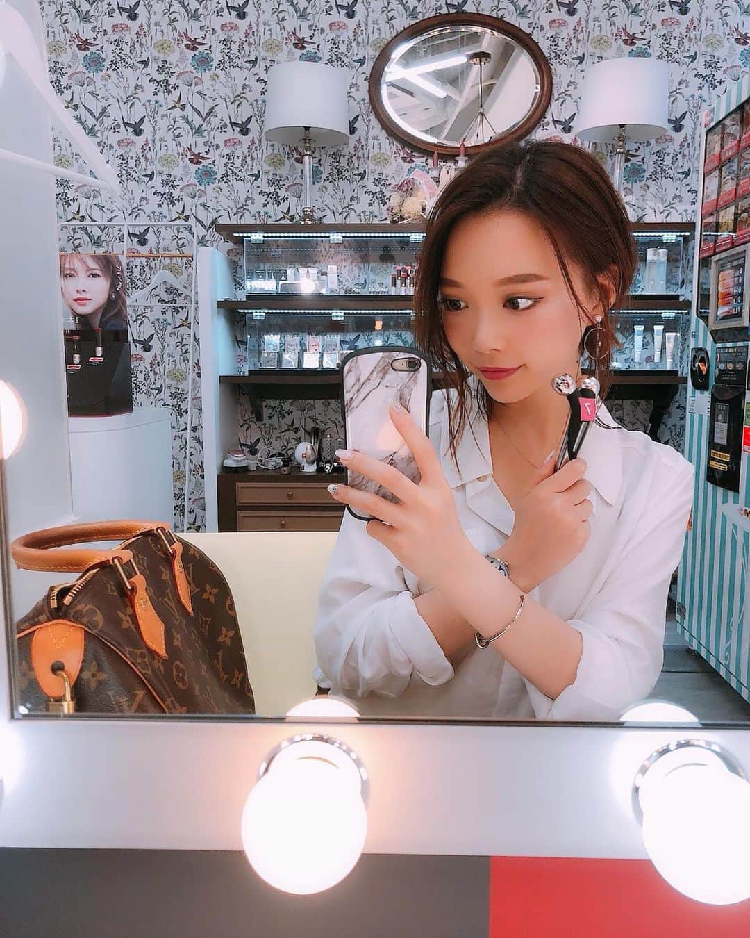 のインスタグラム：「♡ _  _  6月7日にnew openの エディオン なんば本店の 内覧会に行ってきたよぉ💕☺️ _  _  一言で言ったら、やばい！！😳❤️笑  _  1階から9階まであるねんけど、  1F  コミュニケーションパーク🤖 2F  デジタルパーク🎮 3F  ビジュアル・ミュージックパーク🎧 4F  ビューティー&ヘルスパーク💄 5F  ライフパーク📺 6F  ホームバラエティパーク🏡 7F  キッズパーク👧 8F  トレジャーパーク⛺️ 9F  ラーメンパーク🍜  _  すごくなーい？😳💓 なんでも揃っちゃうし、 1日中居っても時間足りへんくらい😂💓 _  _  まずラーメンパークの 【たけ井🍜】さんで つけ麺食べたよ😋💓🍜 _  美味しかったぁ🤤💕 _  _  6Fのホームバラエティパークには 駄菓子屋もあってびっくりした🙆‍♀️💕🍭笑  _  ほんで驚いたのが4Fのパウダールーム💄😳 _  1時間300円で利用できるねんけど、  エディオンの会員になると 1時間無料で利用できるねんて🙆‍♀️💓📣 _  コテとかリファとかも使えるし、 ウォーターサーバーもあった🤭😳💓 _  _  いろいろ体験して本間に楽しかった☺️💕👏 _  _  ちなみに1Fと2Fには スタバもあったよ☕️😌💓📣 _  _  誰が行っても楽しめると思うので ぜひエディオンなんば店へ🙆‍♀️❤️👣 _  _ ♡  #エディオンなんば #エディオン #難波 #美容 #スタバ」