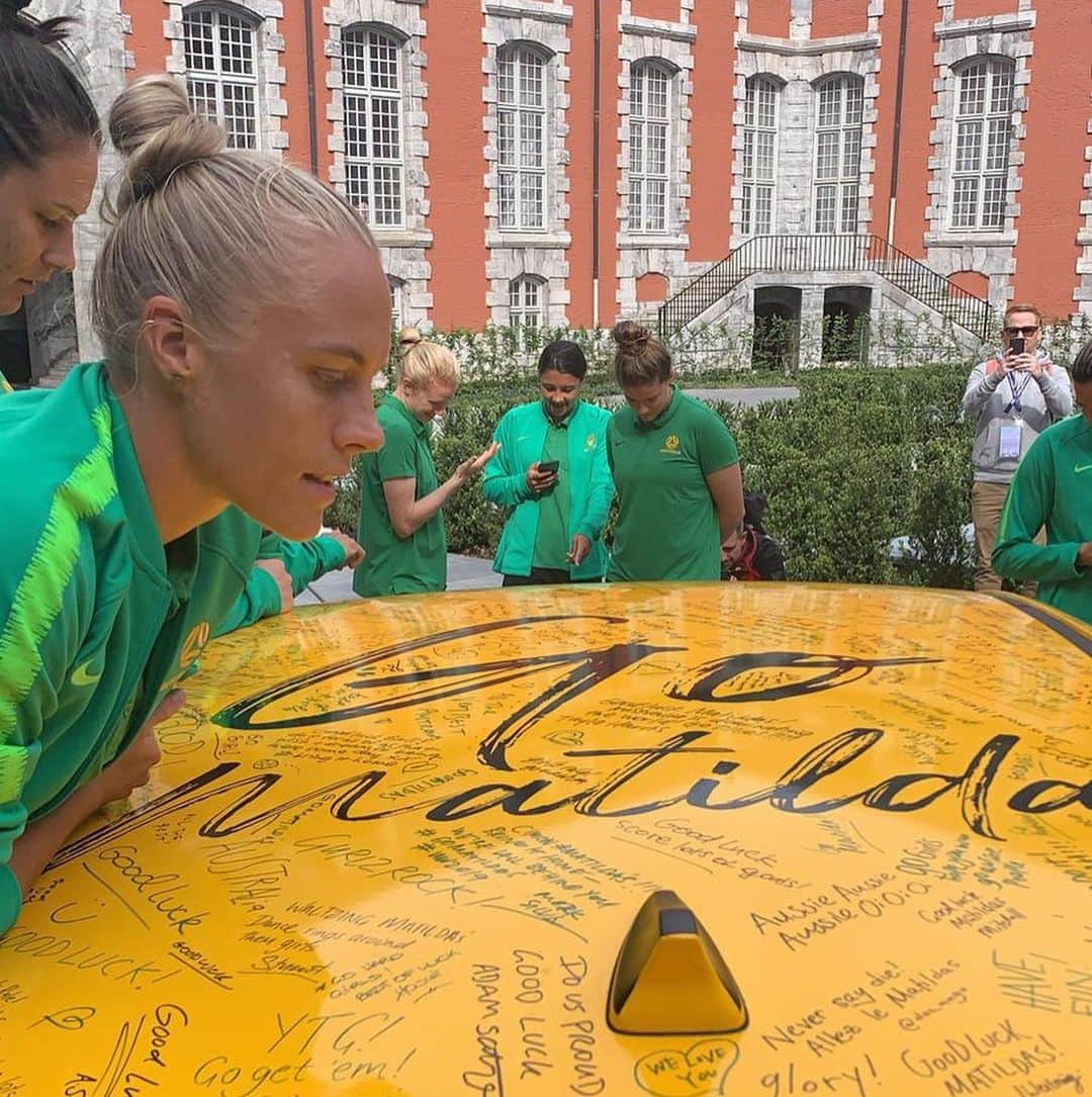 タメカ・バットさんのインスタグラム写真 - (タメカ・バットInstagram)「Thanks Australia! 💚💛 such an honour to wear the Australian colours! #herewecome #fifawwc2019 #france #gomatildas」6月7日 17時34分 - tamekayallop