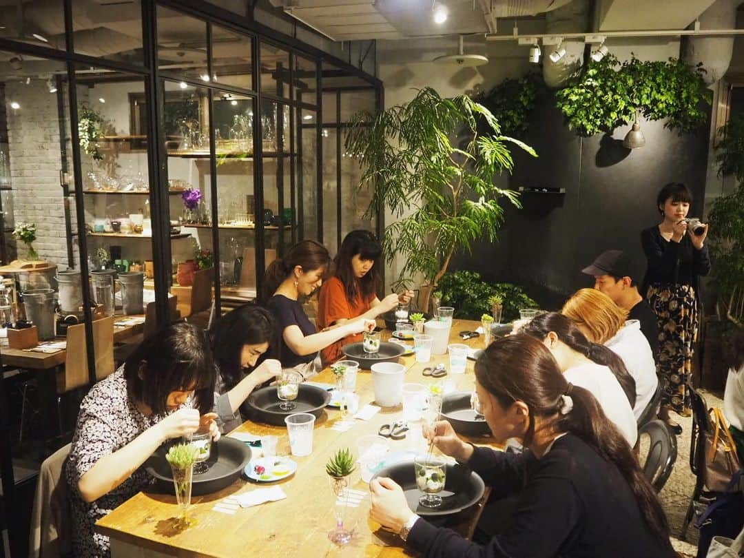 J-WAVEさんのインスタグラム写真 - (J-WAVEInstagram)「🌱GROW GREEN PROJECT🌱  青山フラワーマーケット姉妹ブランド「parkERs（パーカーズ）」のグリーンライフチームが、今回『FRUIT MARKET』とコラボ✨✨6月5日（水）にスペシャル・レッスンを開催しました❣️ 普段、土を使って育てている植物を、水と液体の肥料で育てる水耕栽培用のゼリーを使用して、可愛らしいパフェグラスの中に植物を植え替えました💎💎💎参加者の皆さんは真剣な面持ちで、自分だけのパフェを作っていました👏👏👏 #jwave #green813 #フルマ #plants #plant #green #多肉植物 #succulents #succulentsonly @parkers_official @jwavegrowgreen @fruitmarket813」6月7日 17時44分 - jwave813